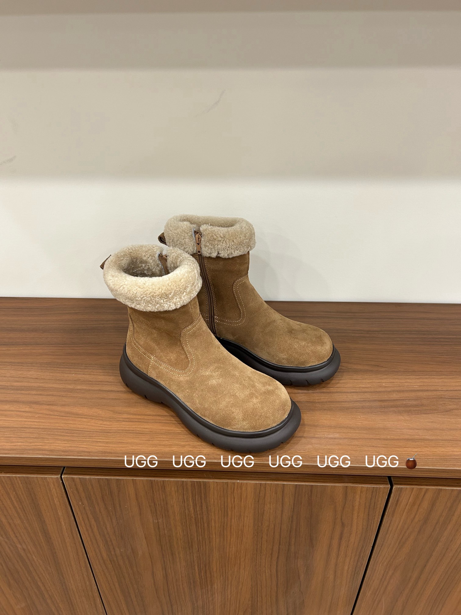 🔥「UGG复古卷毛靴」：把秋冬的温柔与个性，一脚踩进生活里，码数35-40！当复古做旧的麂皮遇上软乎乎的