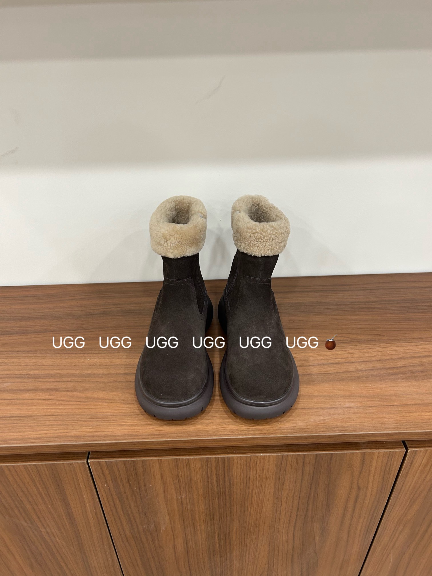 🔥「UGG复古卷毛靴」：把秋冬的温柔与个性，一脚踩进生活里，码数35-40！当复古做旧的麂皮遇上软乎乎的