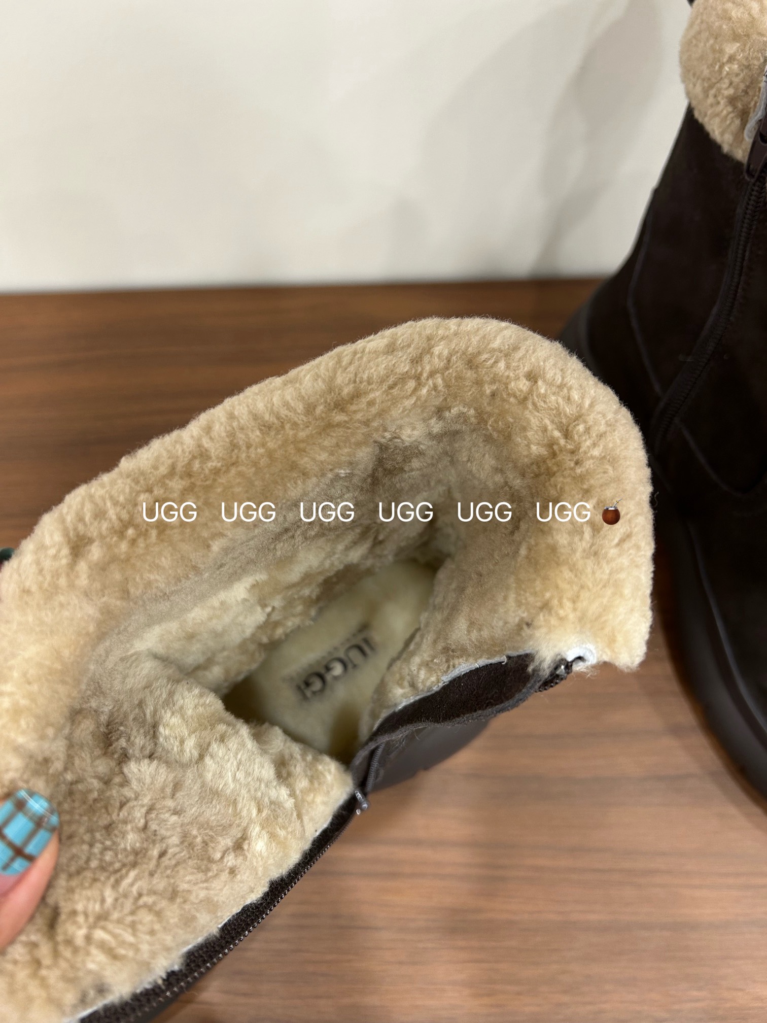 🔥「UGG复古卷毛靴」：把秋冬的温柔与个性，一脚踩进生活里，码数35-40！当复古做旧的麂皮遇上软乎乎的
