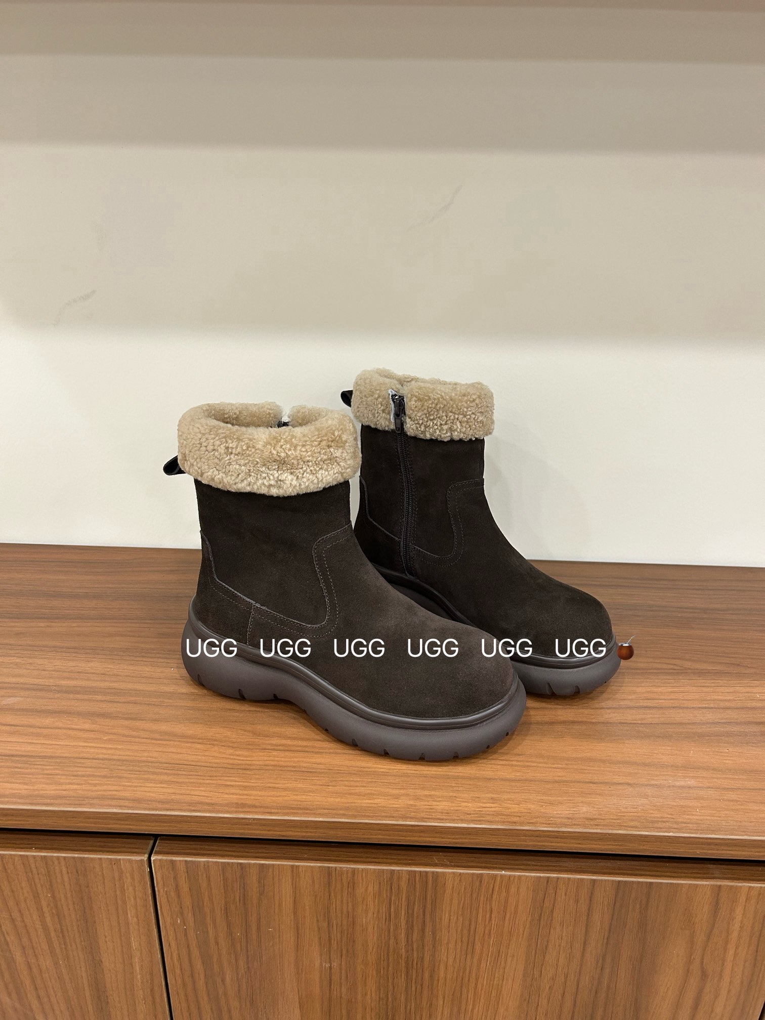 🔥「UGG复古卷毛靴」：把秋冬的温柔与个性，一脚踩进生活里，码数35-40！当复古做旧的麂皮遇上软乎乎的