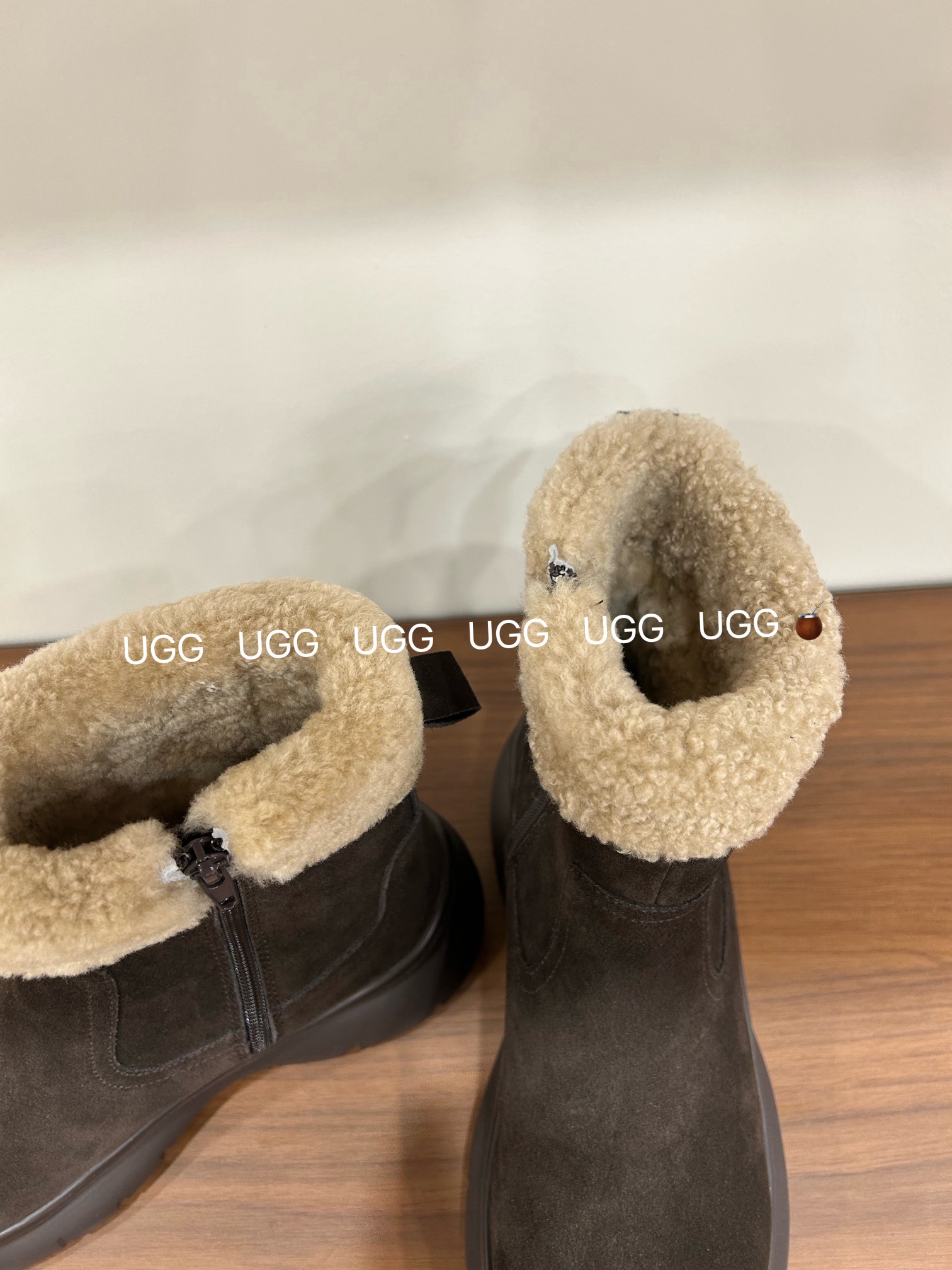 🔥「UGG复古卷毛靴」：把秋冬的温柔与个性，一脚踩进生活里，码数35-40！当复古做旧的麂皮遇上软乎乎的