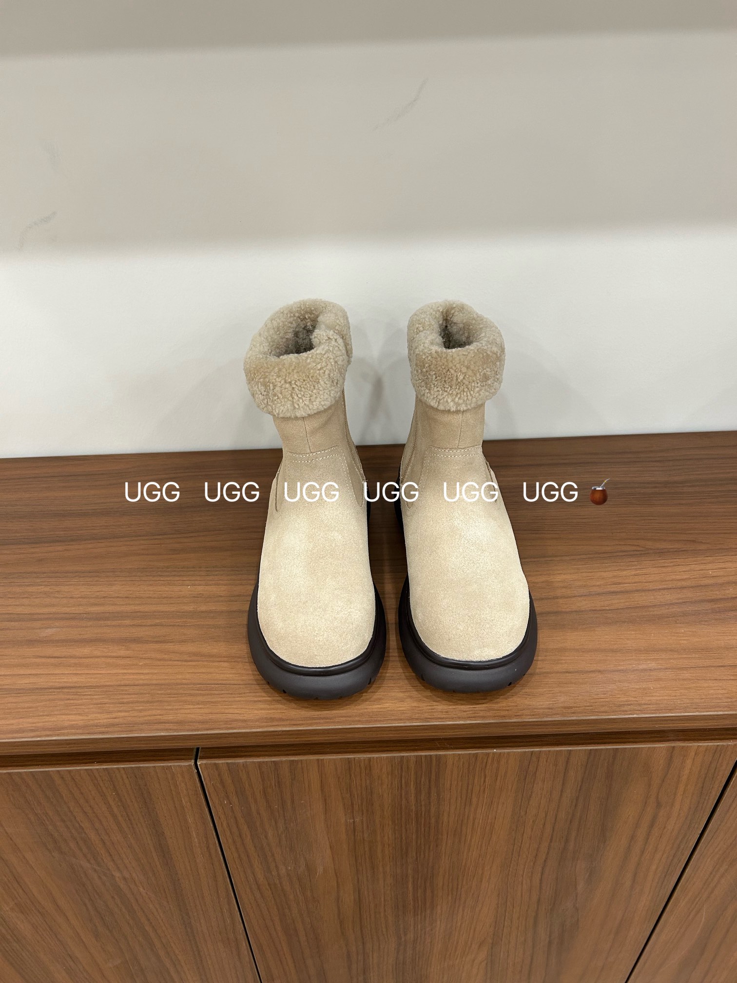 🔥「UGG复古卷毛靴」：把秋冬的温柔与个性，一脚踩进生活里，码数35-40！当复古做旧的麂皮遇上软乎乎的