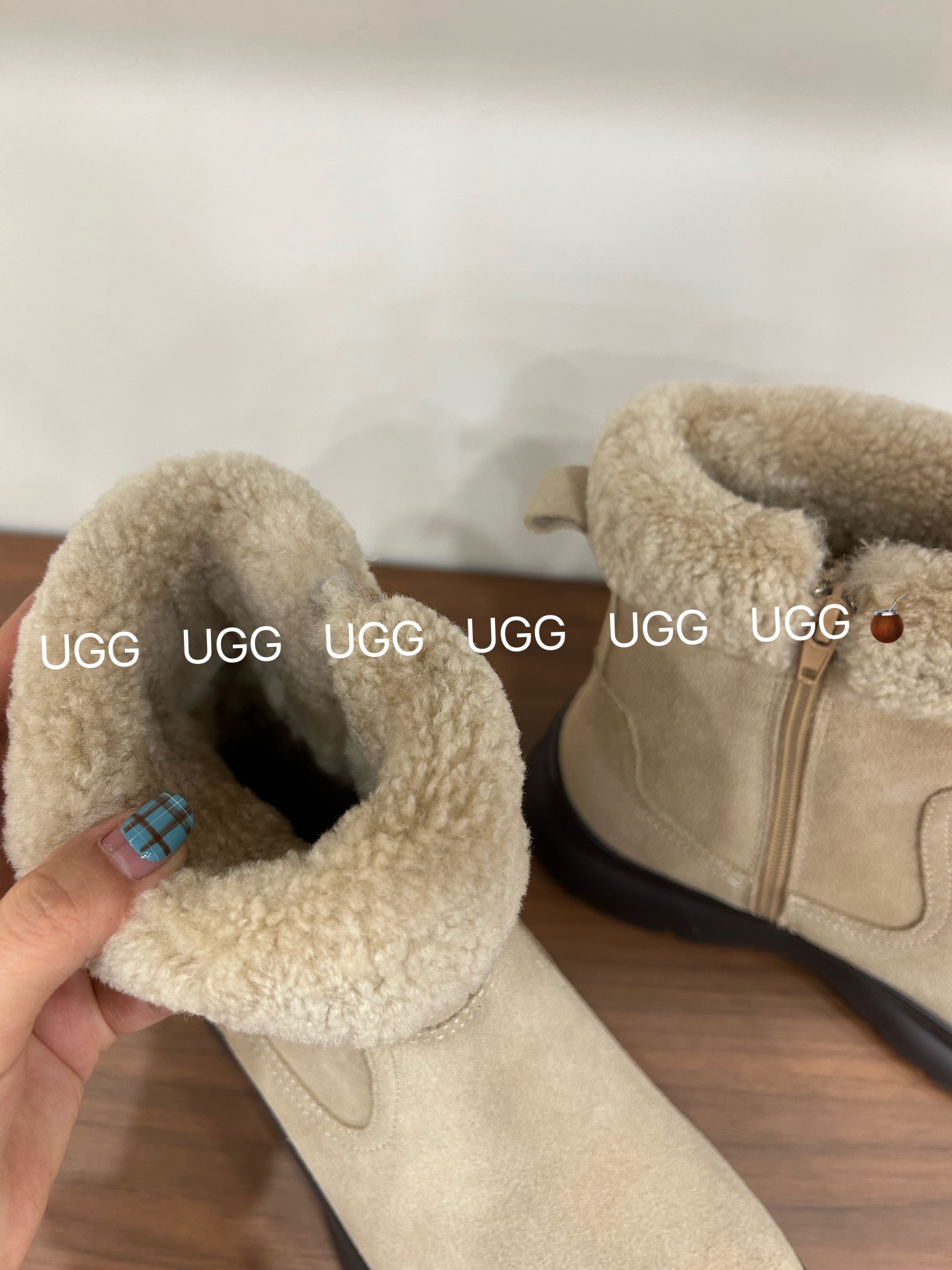 🔥「UGG复古卷毛靴」：把秋冬的温柔与个性，一脚踩进生活里，码数35-40！当复古做旧的麂皮遇上软乎乎的