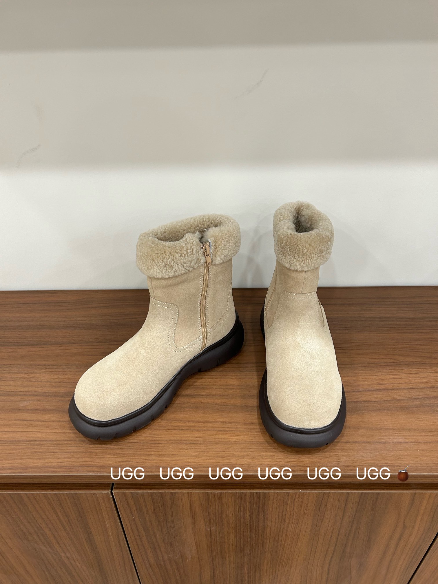 🔥「UGG复古卷毛靴」：把秋冬的温柔与个性，一脚踩进生活里，码数35-40！当复古做旧的麂皮遇上软乎乎的