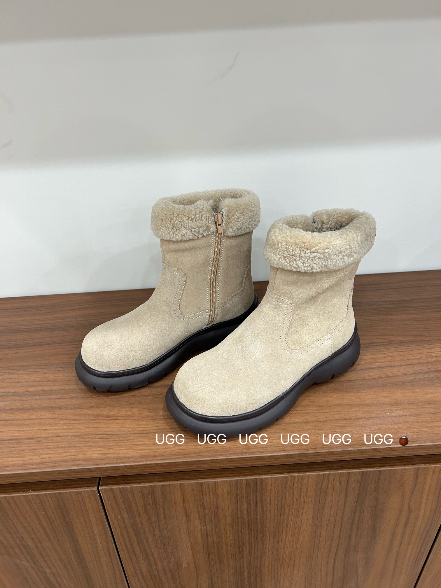 🔥「UGG复古卷毛靴」：把秋冬的温柔与个性，一脚踩进生活里，码数35-40！当复古做旧的麂皮遇上软乎乎的