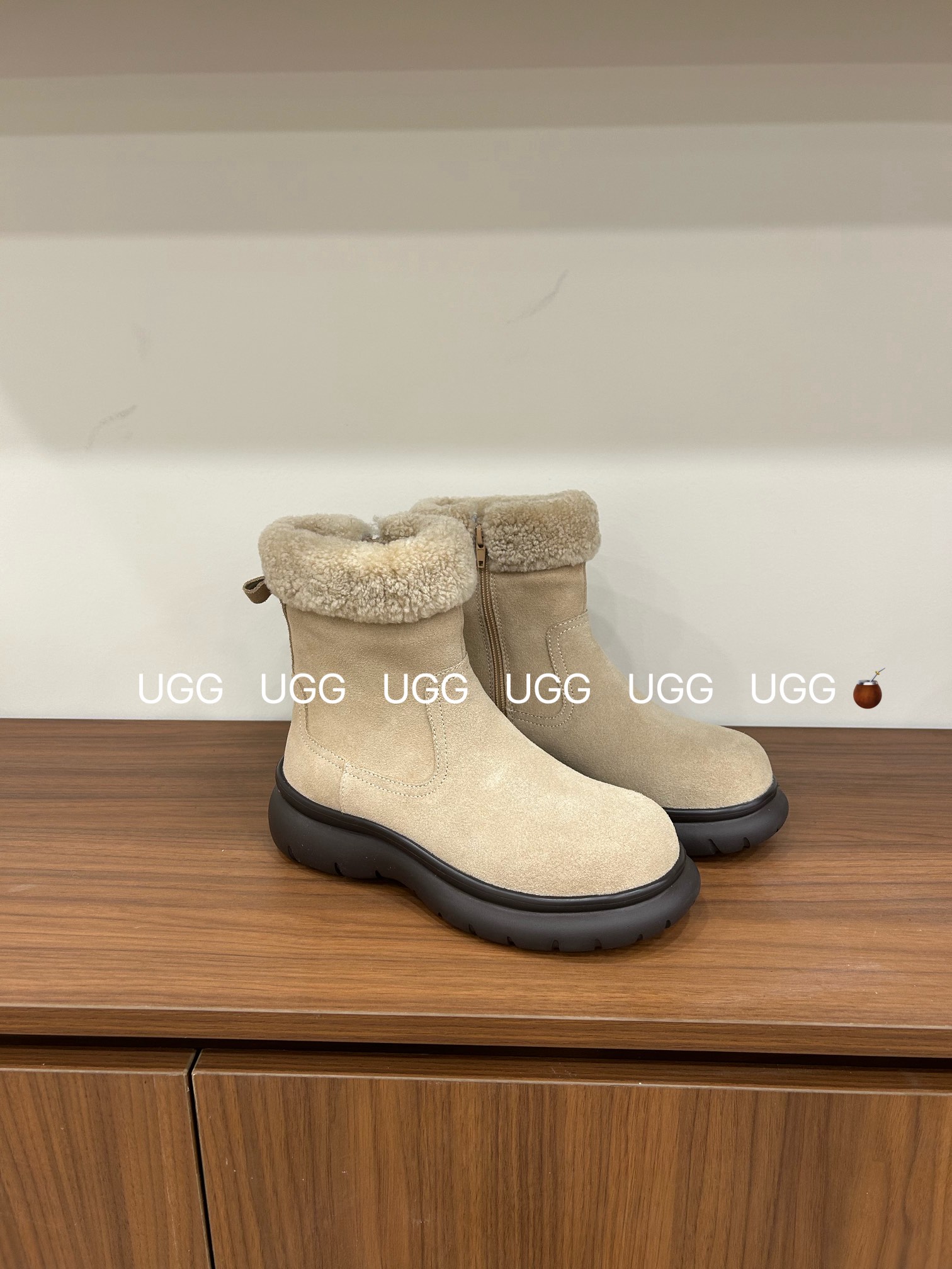 🔥「UGG复古卷毛靴」：把秋冬的温柔与个性，一脚踩进生活里，码数35-40！当复古做旧的麂皮遇上软乎乎的