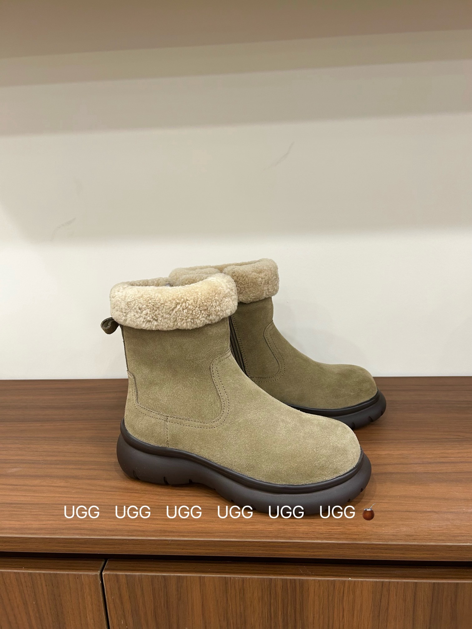 🔥「UGG复古卷毛靴」:把秋冬的温柔与个性,一脚踩进生活里,码数35-40!当复古做旧的麂皮遇上软乎乎的