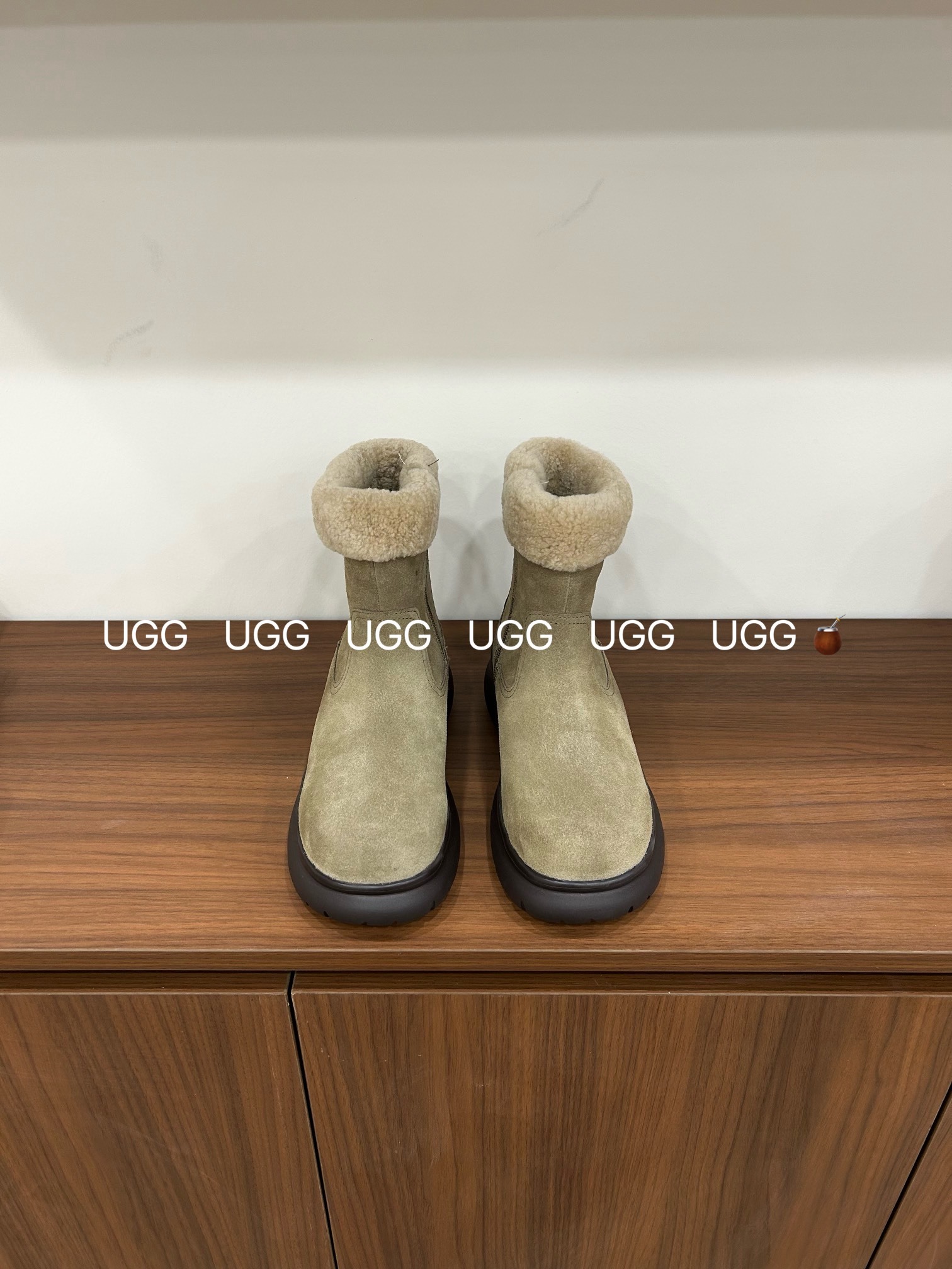 🔥「UGG复古卷毛靴」:把秋冬的温柔与个性,一脚踩进生活里,码数35-40!当复古做旧的麂皮遇上软乎乎的