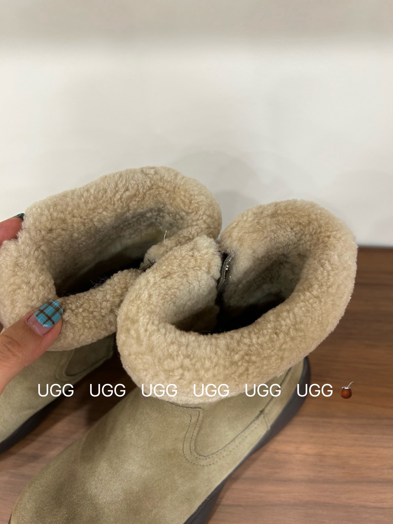 🔥「UGG复古卷毛靴」:把秋冬的温柔与个性,一脚踩进生活里,码数35-40!当复古做旧的麂皮遇上软乎乎的