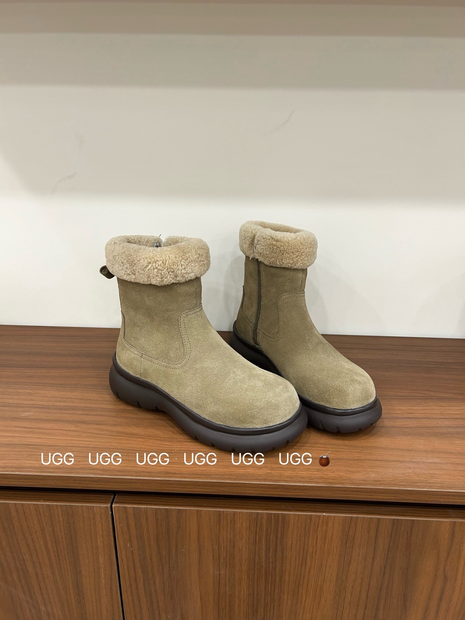 🔥「UGG复古卷毛靴」:把秋冬的温柔与个性,一脚踩进生活里,码数35-40!当复古做旧的麂皮遇上软乎乎的