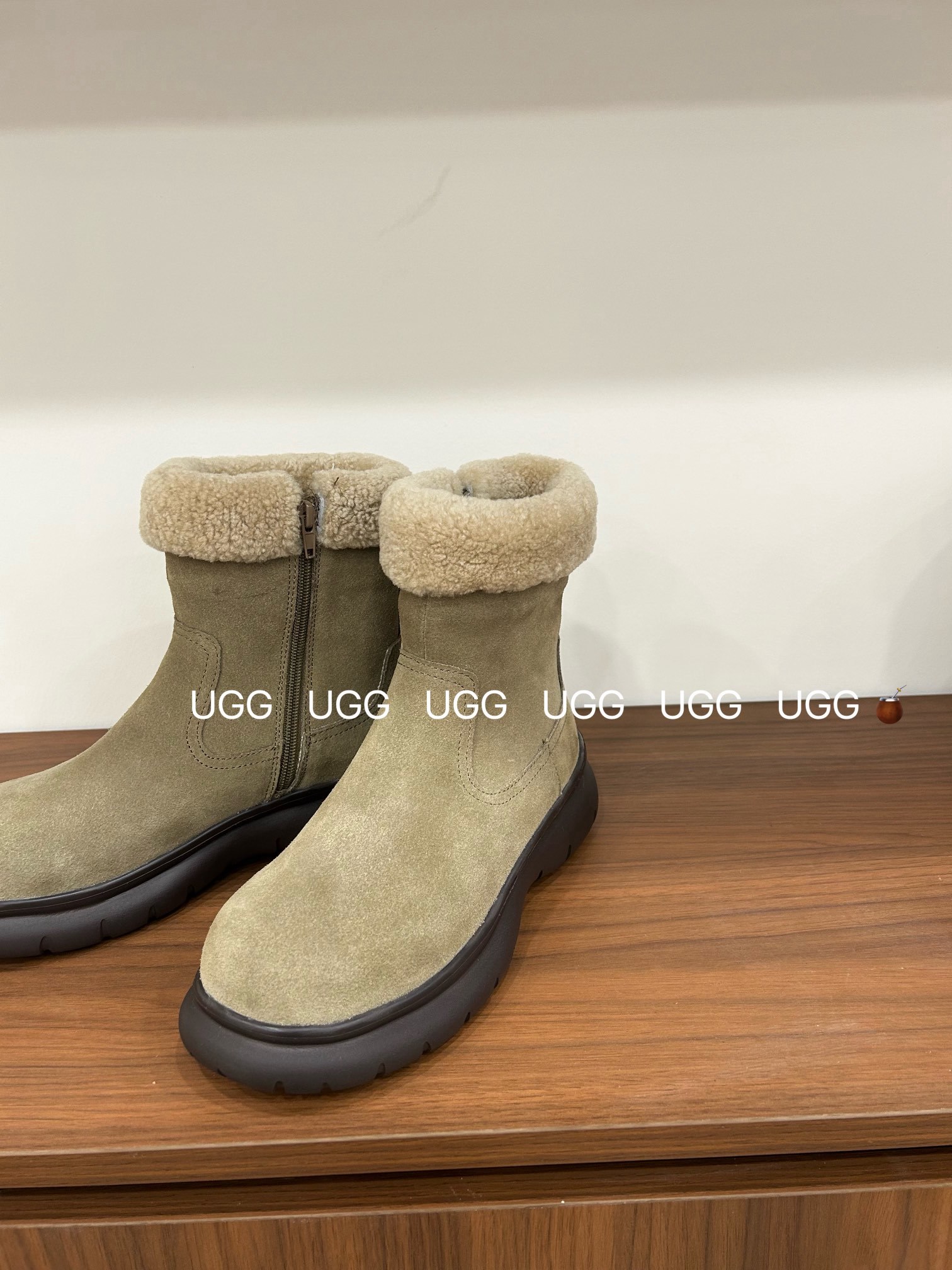 🔥「UGG复古卷毛靴」:把秋冬的温柔与个性,一脚踩进生活里,码数35-40!当复古做旧的麂皮遇上软乎乎的