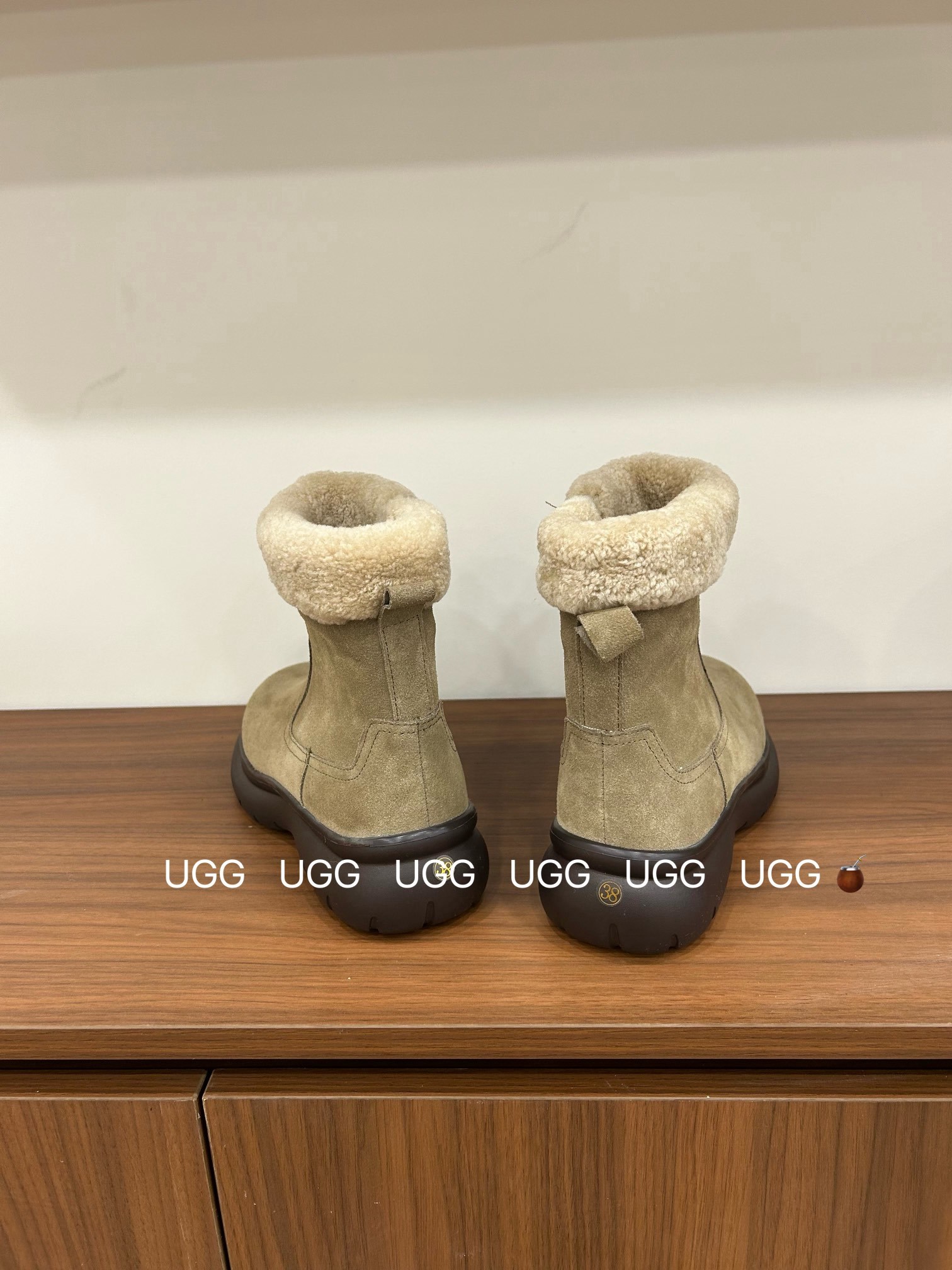 🔥「UGG复古卷毛靴」:把秋冬的温柔与个性,一脚踩进生活里,码数35-40!当复古做旧的麂皮遇上软乎乎的