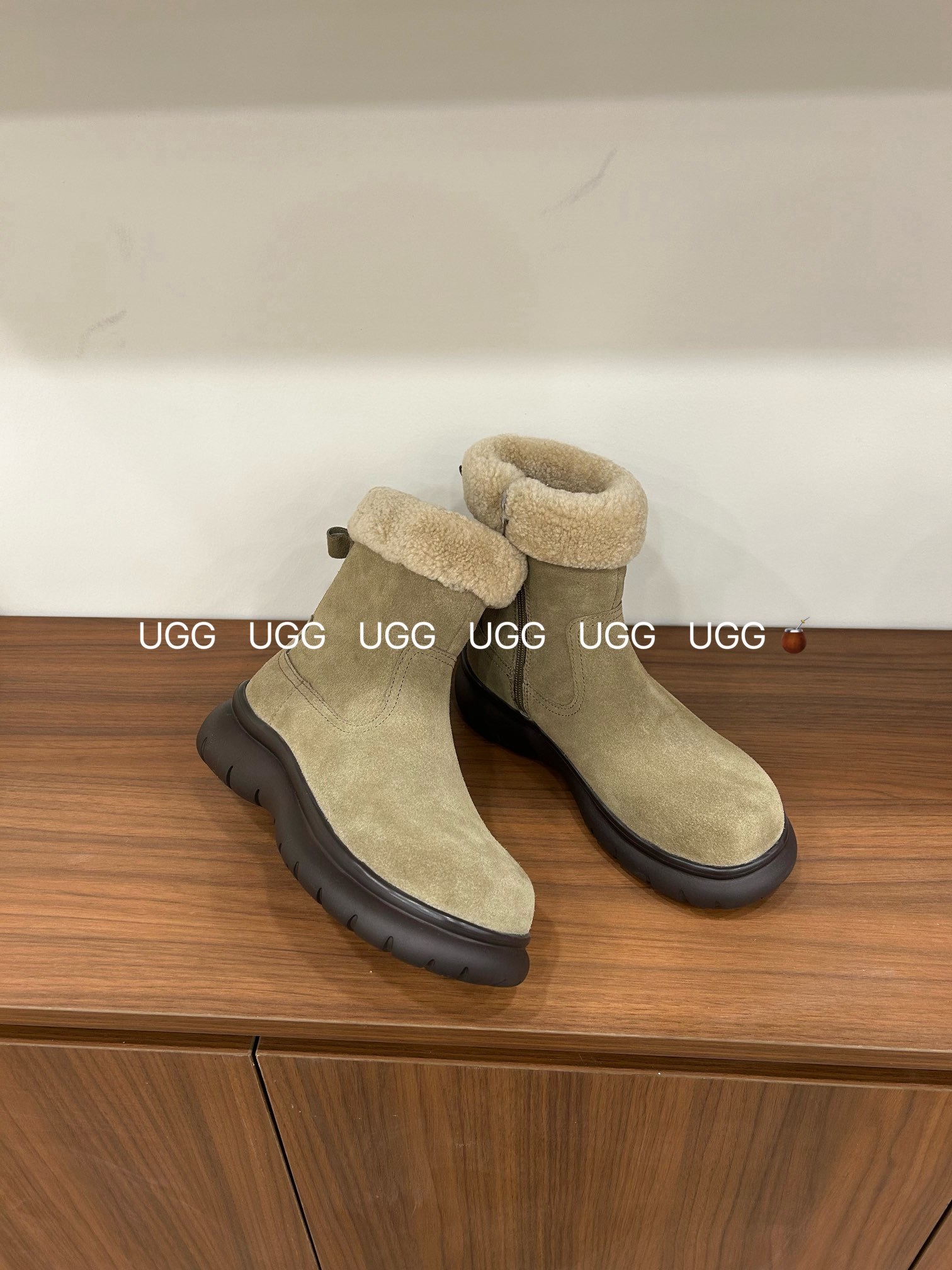 🔥「UGG复古卷毛靴」:把秋冬的温柔与个性,一脚踩进生活里,码数35-40!当复古做旧的麂皮遇上软乎乎的