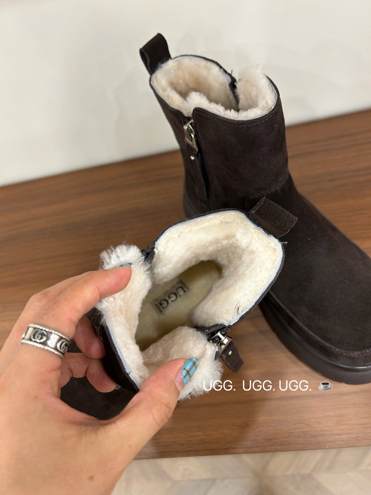 🔥「UGG复古双拉链」:把秋冬的温柔与个性,一脚踩进生活里,码数35-40码!当复古做旧的麂皮遇上软乎乎