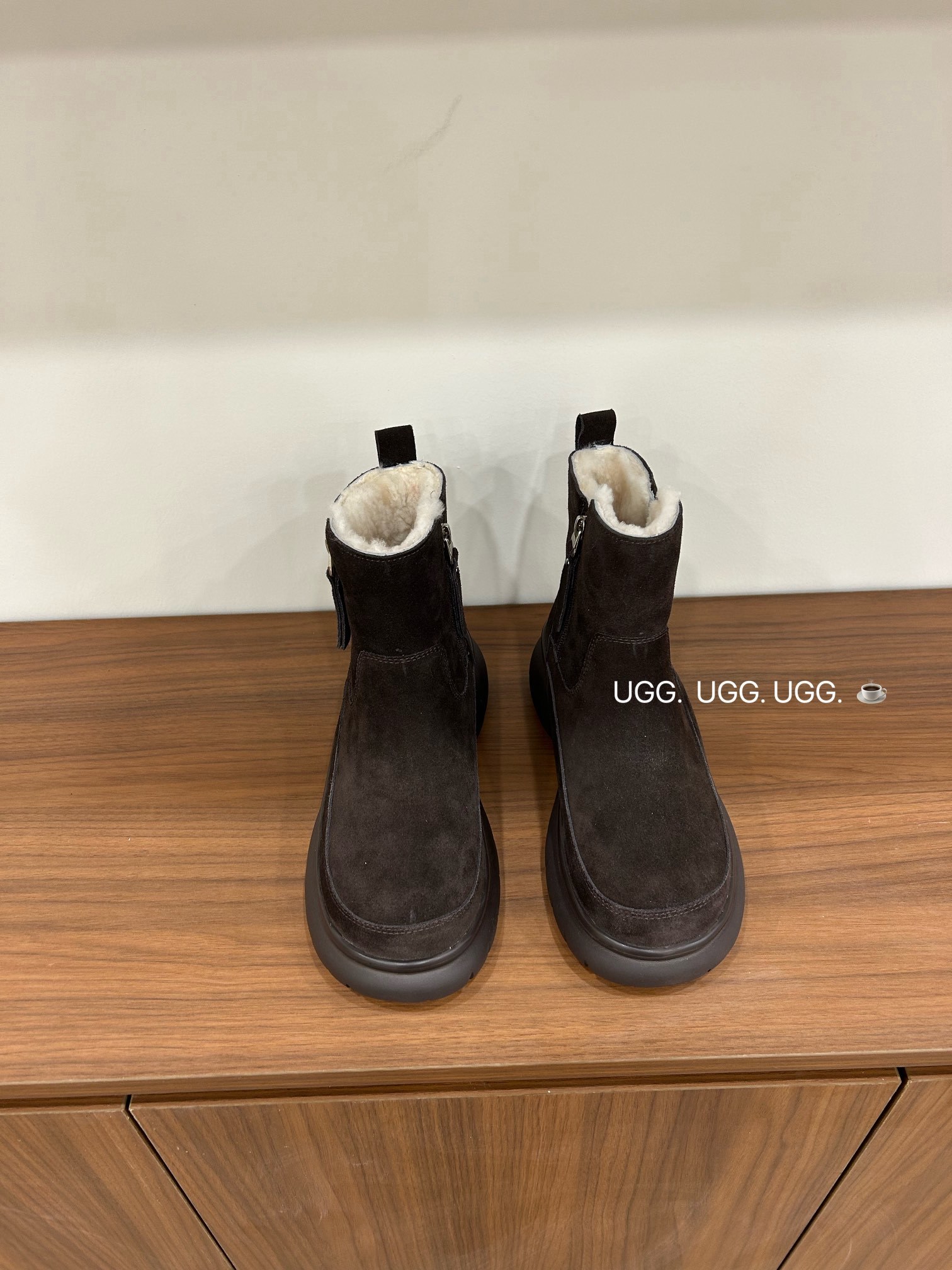 🔥「UGG复古双拉链」:把秋冬的温柔与个性,一脚踩进生活里,码数35-40码!当复古做旧的麂皮遇上软乎乎