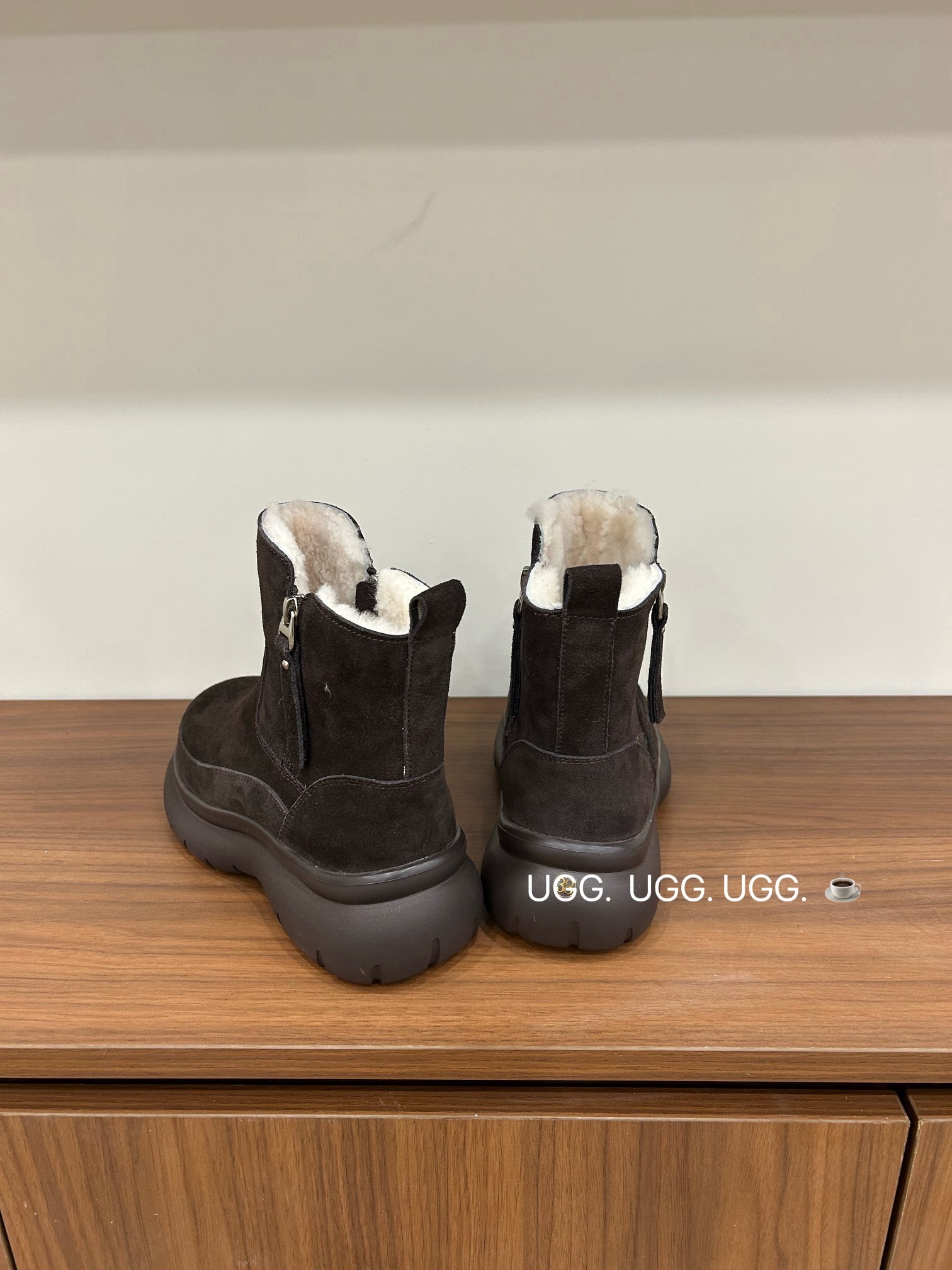 🔥「UGG复古双拉链」:把秋冬的温柔与个性,一脚踩进生活里,码数35-40码!当复古做旧的麂皮遇上软乎乎