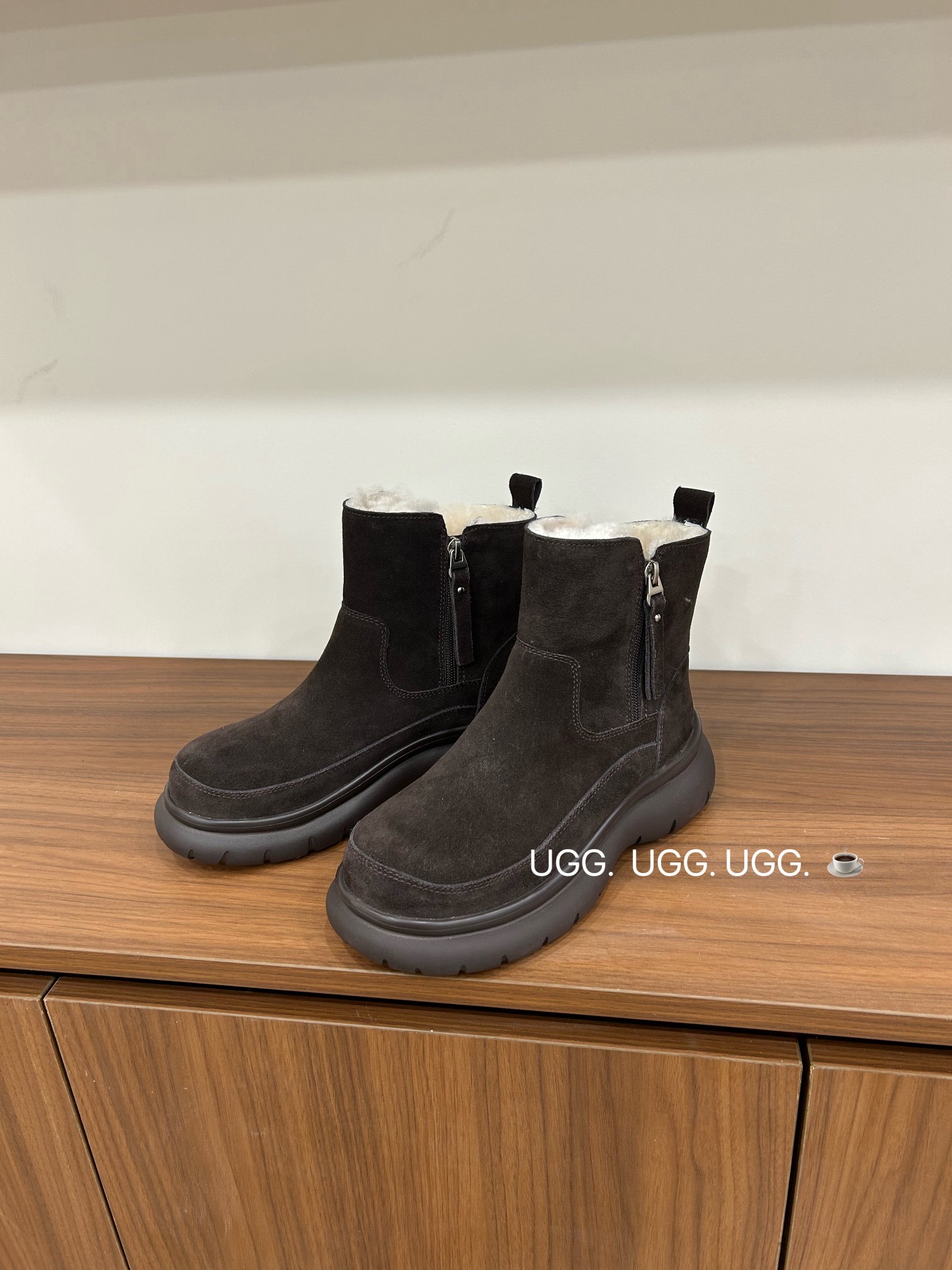 🔥「UGG复古双拉链」:把秋冬的温柔与个性,一脚踩进生活里,码数35-40码!当复古做旧的麂皮遇上软乎乎