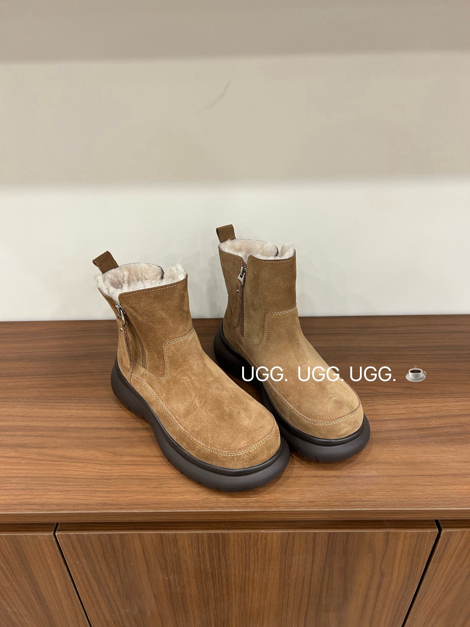 🔥「UGG复古双拉链」:把秋冬的温柔与个性,一脚踩进生活里,码数35-40码!当复古做旧的麂皮遇上软乎乎