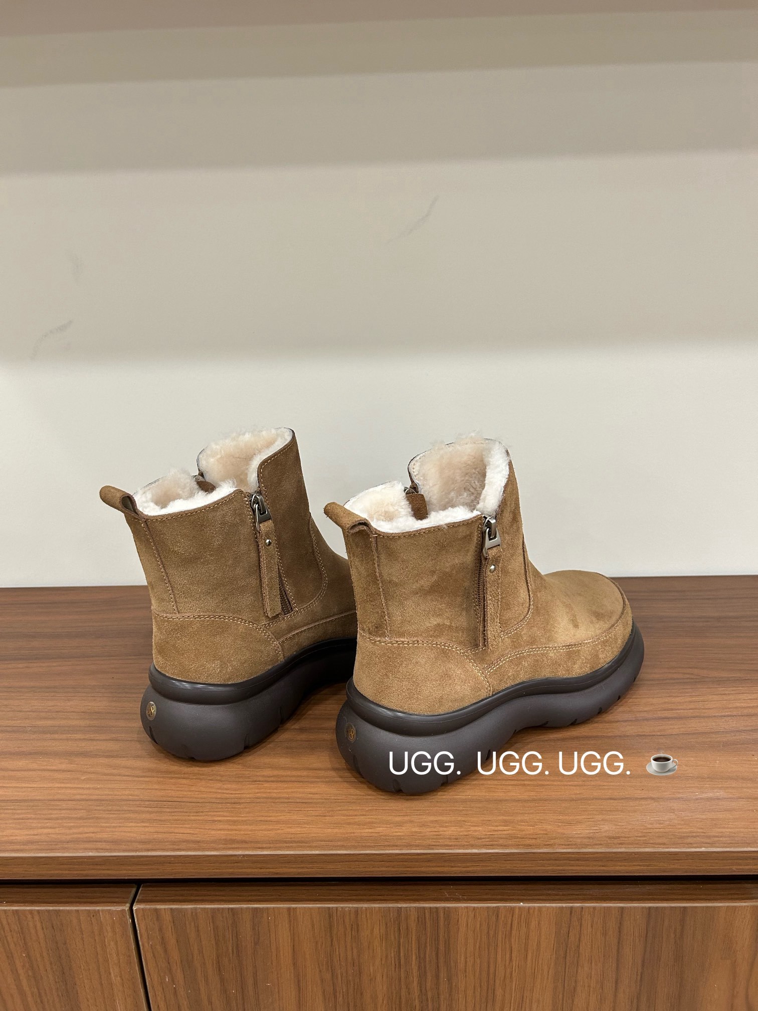 🔥「UGG复古双拉链」:把秋冬的温柔与个性,一脚踩进生活里,码数35-40码!当复古做旧的麂皮遇上软乎乎