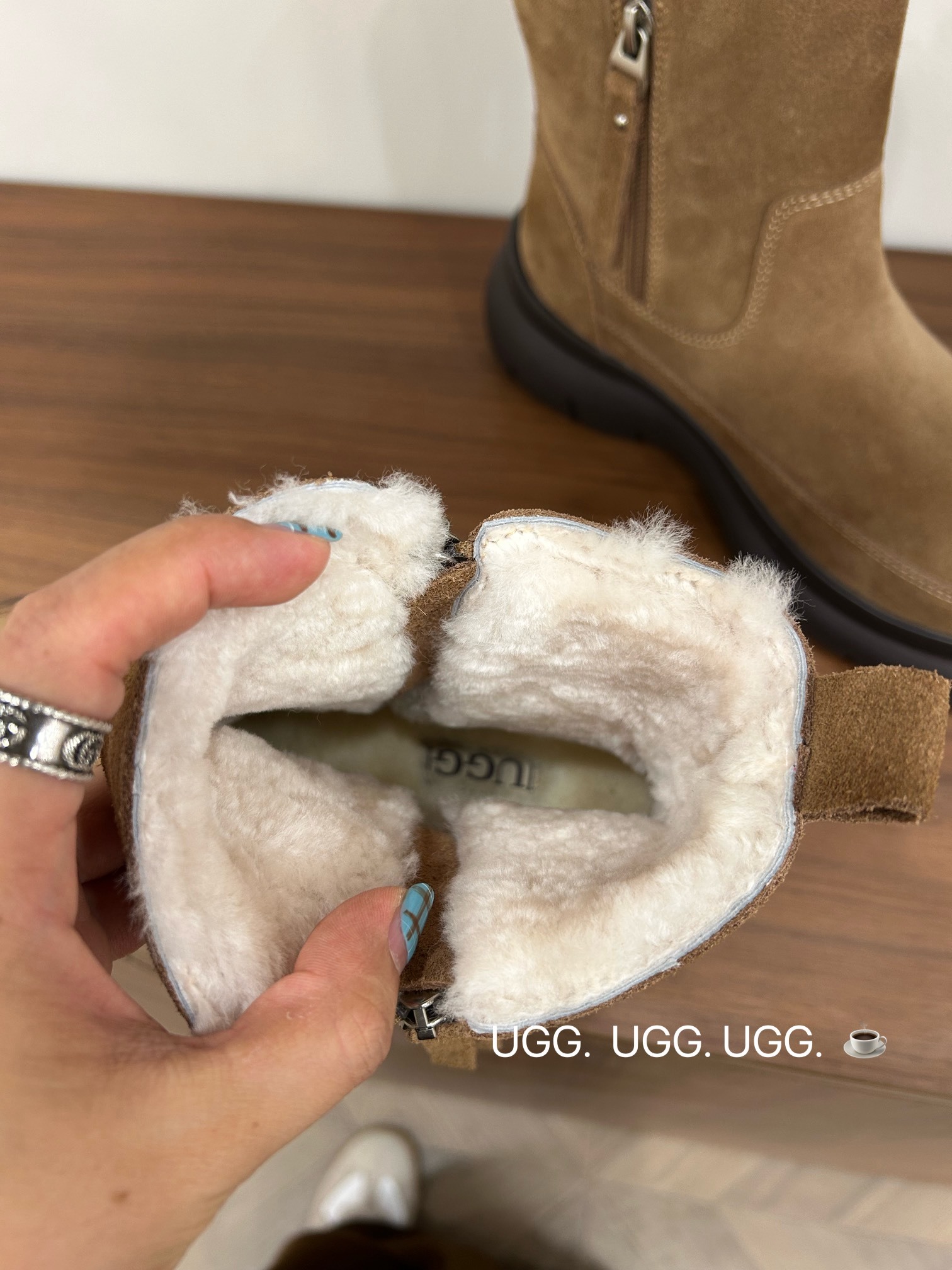 🔥「UGG复古双拉链」:把秋冬的温柔与个性,一脚踩进生活里,码数35-40码!当复古做旧的麂皮遇上软乎乎