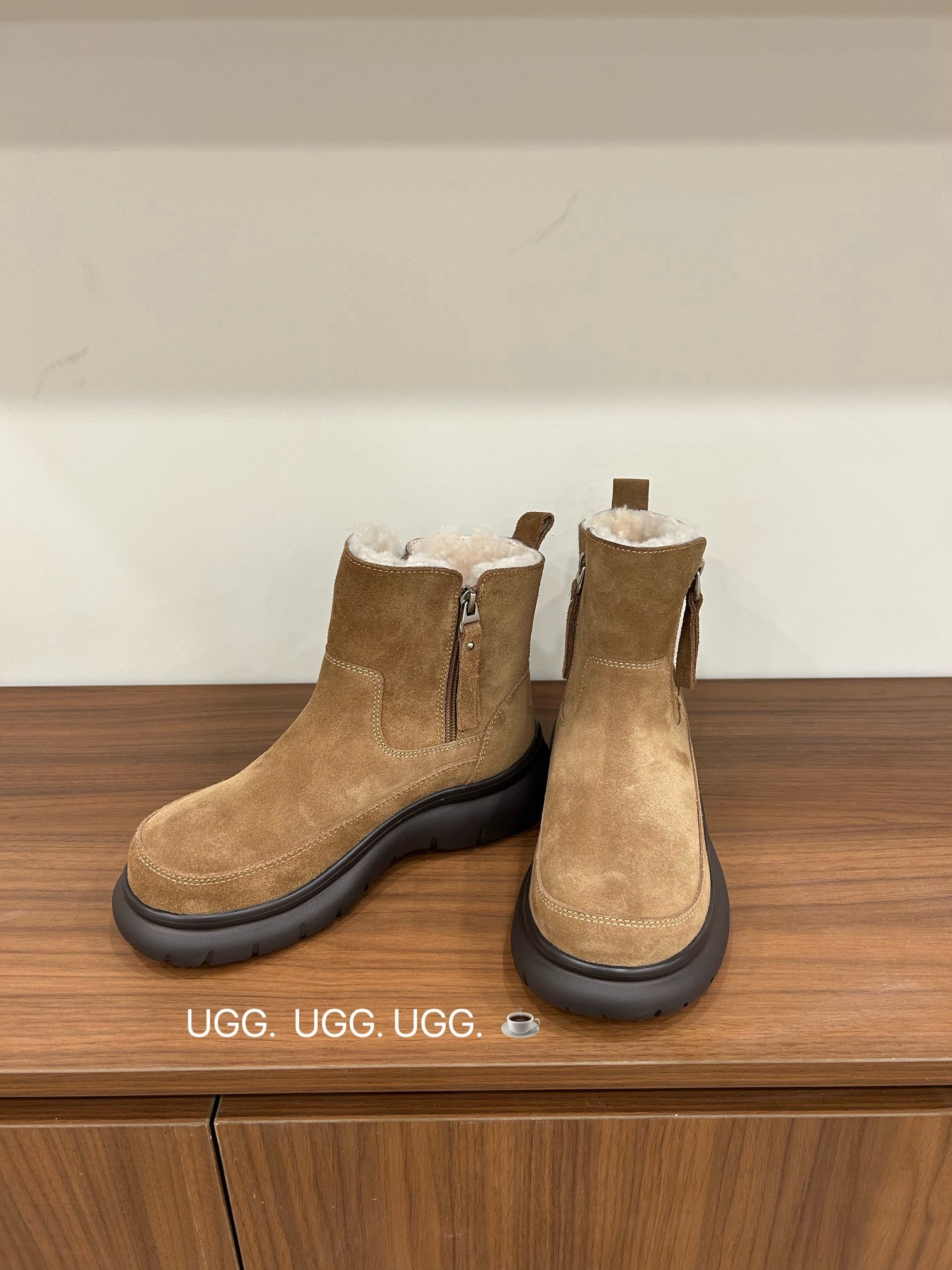 🔥「UGG复古双拉链」:把秋冬的温柔与个性,一脚踩进生活里,码数35-40码!当复古做旧的麂皮遇上软乎乎