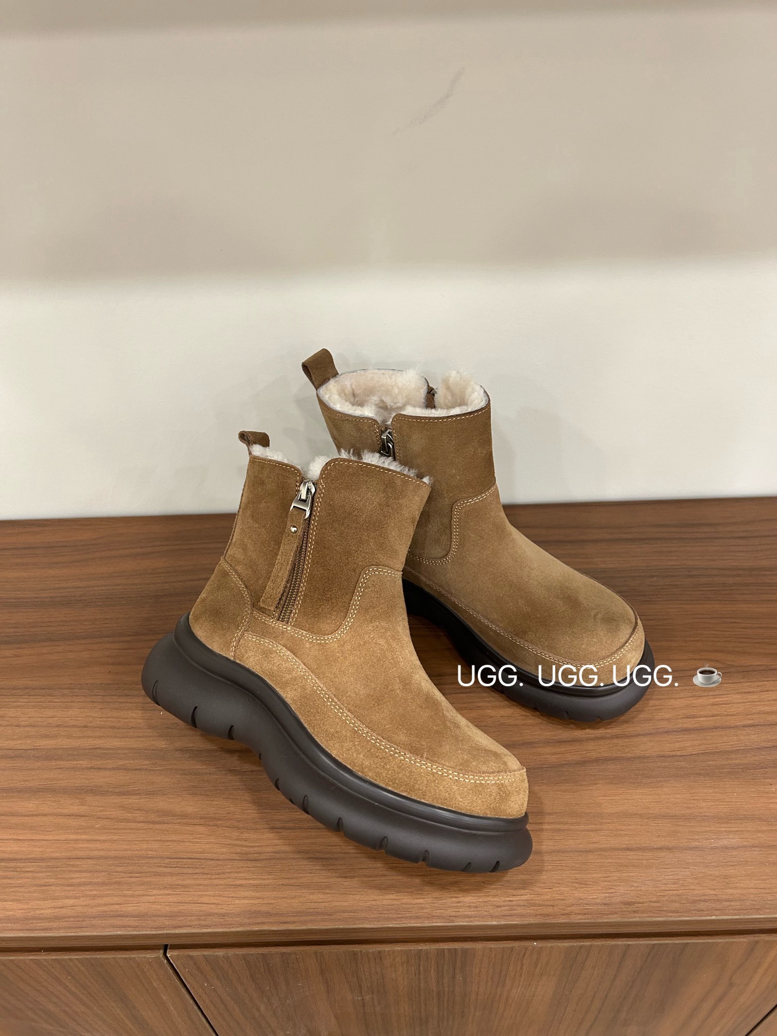 🔥「UGG复古双拉链」:把秋冬的温柔与个性,一脚踩进生活里,码数35-40码!当复古做旧的麂皮遇上软乎乎