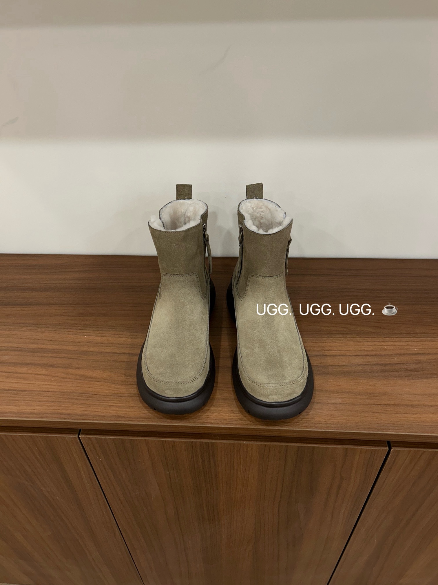 🔥「UGG复古双拉链」:把秋冬的温柔与个性,一脚踩进生活里,码数35-40码!当复古做旧的麂皮遇上软乎乎