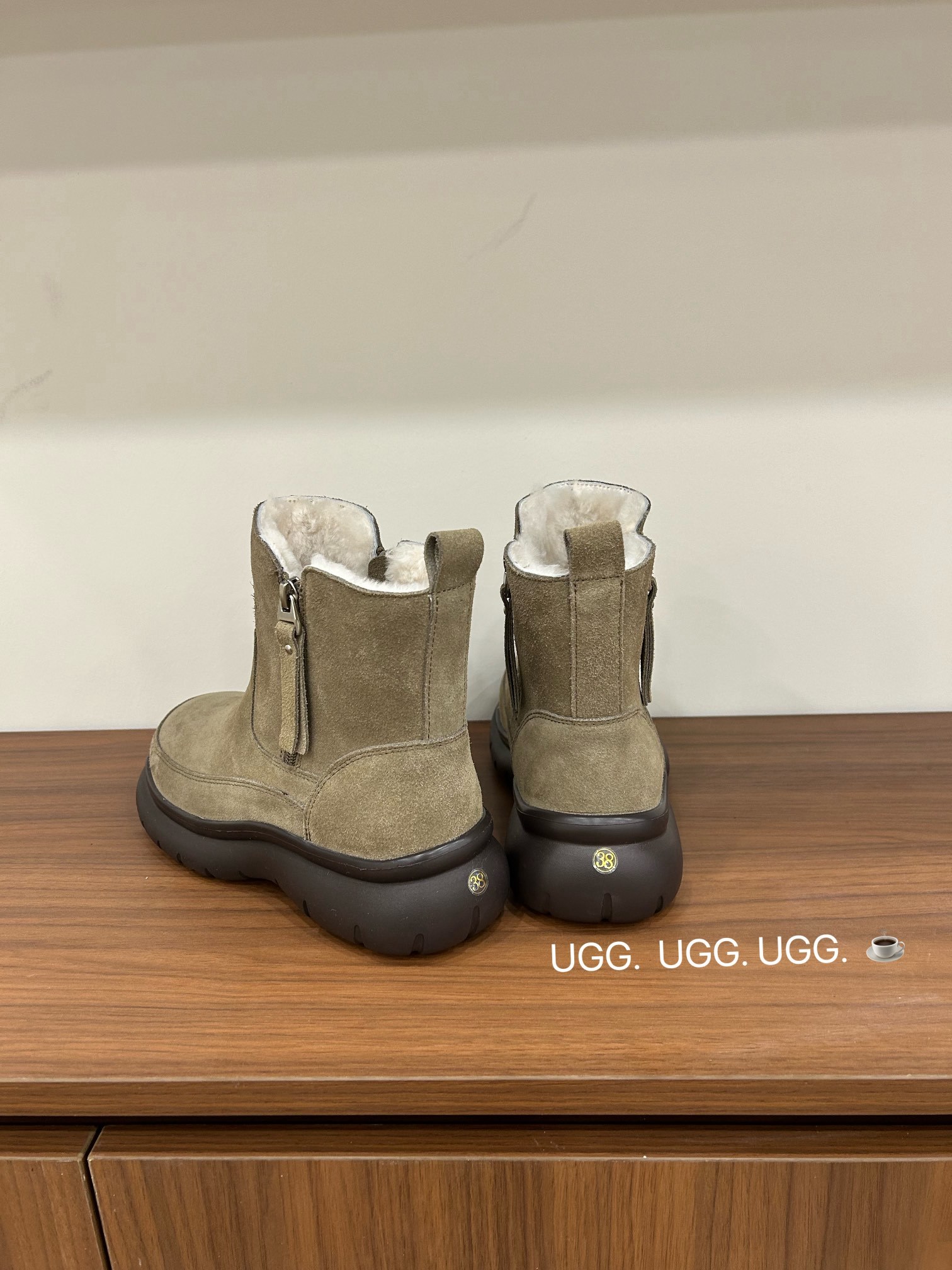 🔥「UGG复古双拉链」:把秋冬的温柔与个性,一脚踩进生活里,码数35-40码!当复古做旧的麂皮遇上软乎乎