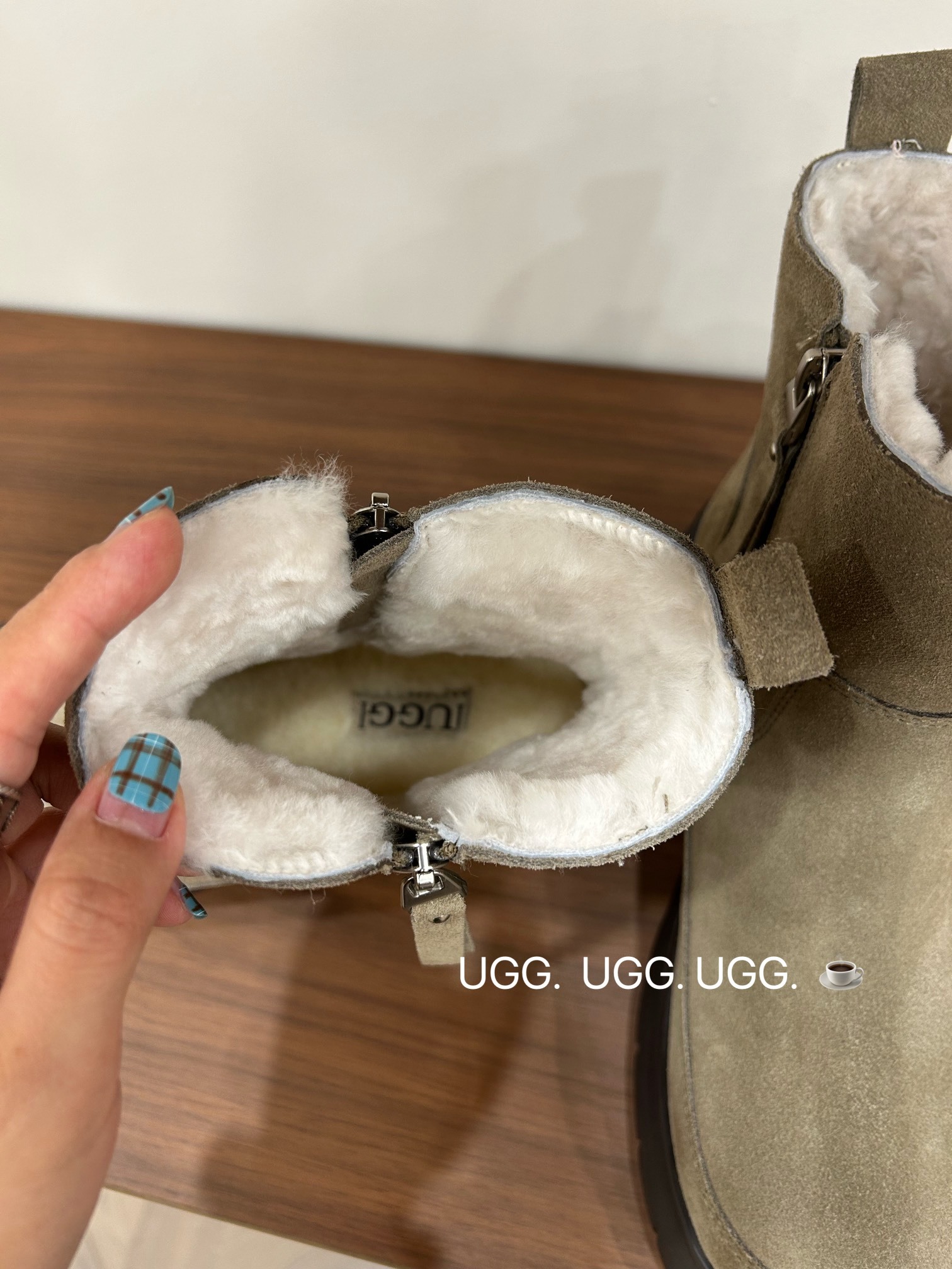 🔥「UGG复古双拉链」:把秋冬的温柔与个性,一脚踩进生活里,码数35-40码!当复古做旧的麂皮遇上软乎乎