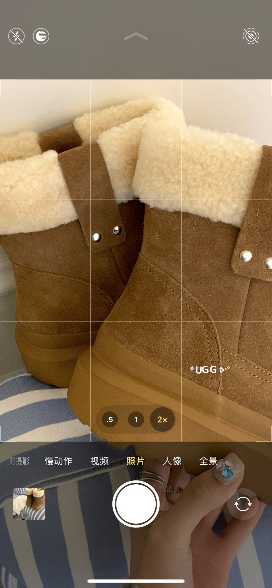 🔥「UGG高帮奶芙靴」秋冬氛围感的刚需单品当焦糖棕的牛绒遇上蓬松羊毛，是UGG给秋冬的温柔注解。厚底设计