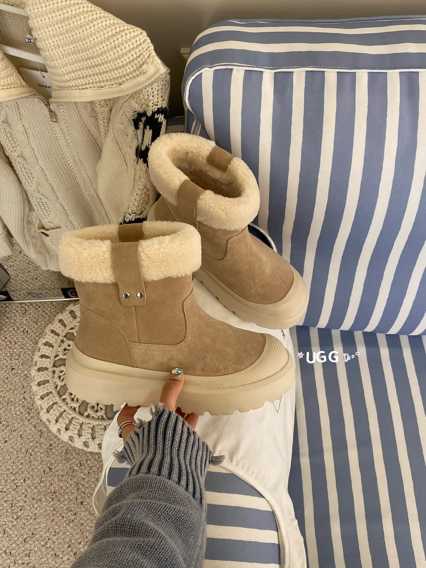 🔥「UGG高帮奶芙靴」秋冬氛围感的刚需单品当焦糖棕的牛绒遇上蓬松羊毛，是UGG给秋冬的温柔注解。厚底设计