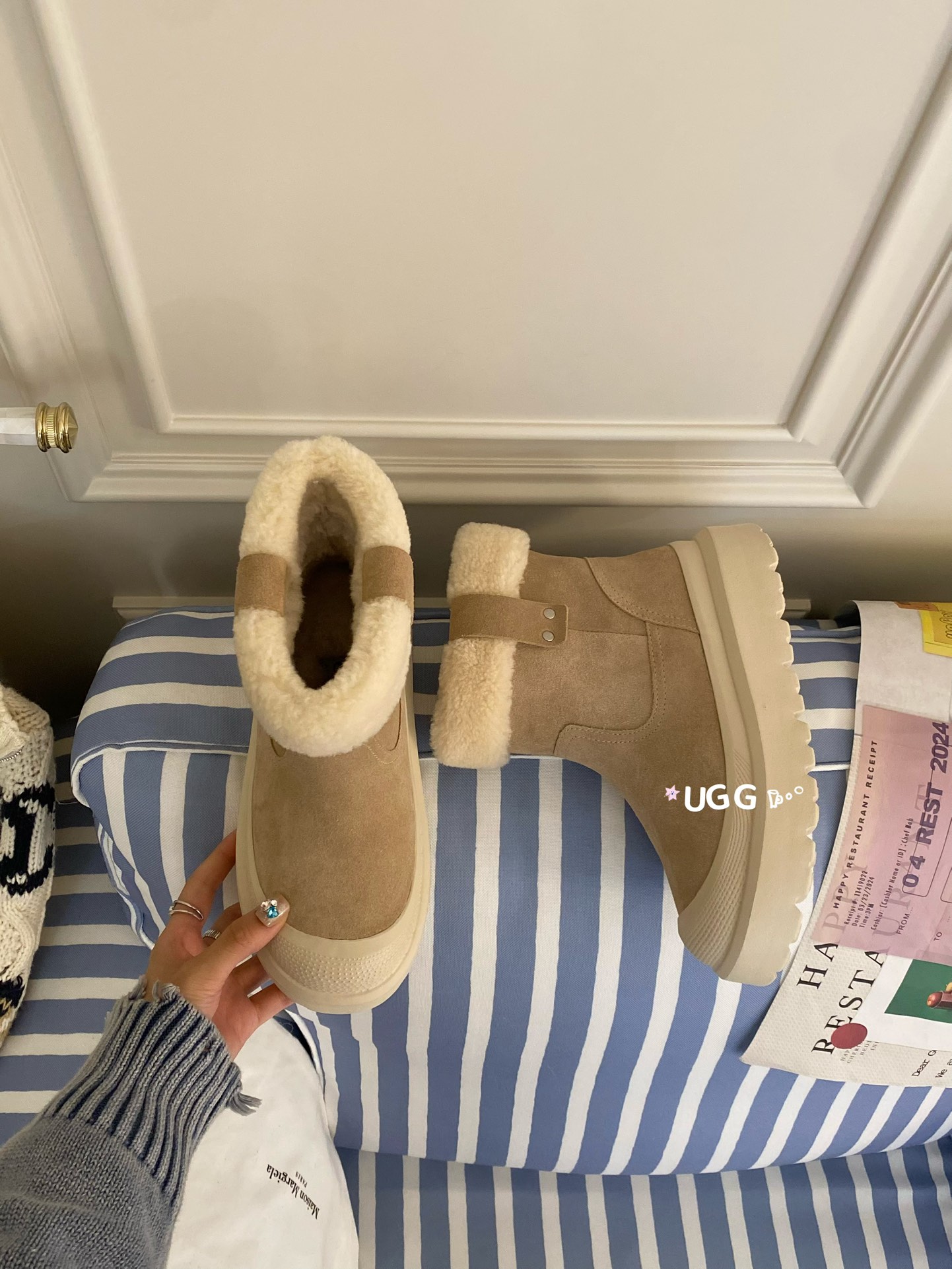🔥「UGG高帮奶芙靴」秋冬氛围感的刚需单品当焦糖棕的牛绒遇上蓬松羊毛，是UGG给秋冬的温柔注解。厚底设计