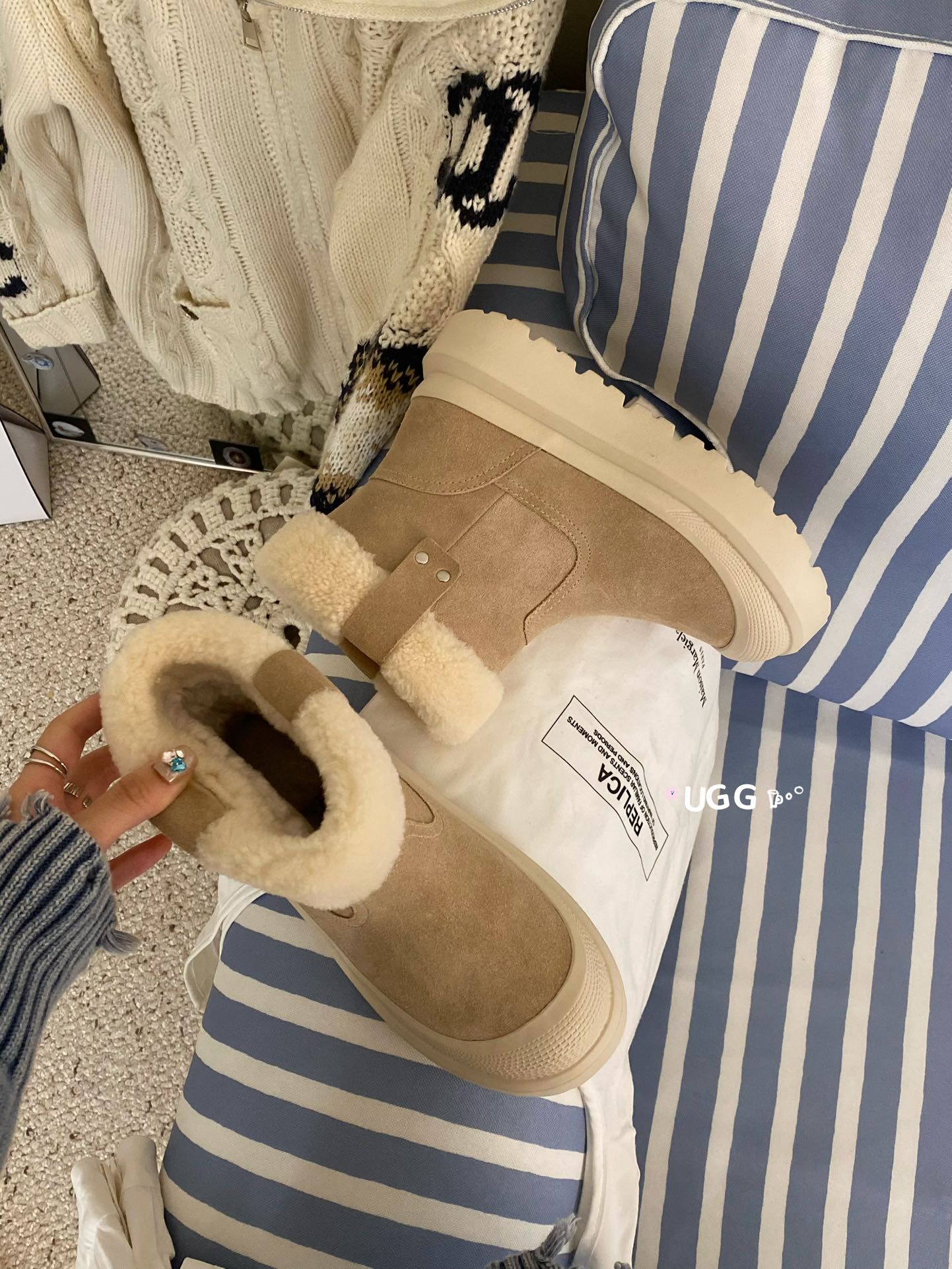 🔥「UGG高帮奶芙靴」秋冬氛围感的刚需单品当焦糖棕的牛绒遇上蓬松羊毛，是UGG给秋冬的温柔注解。厚底设计