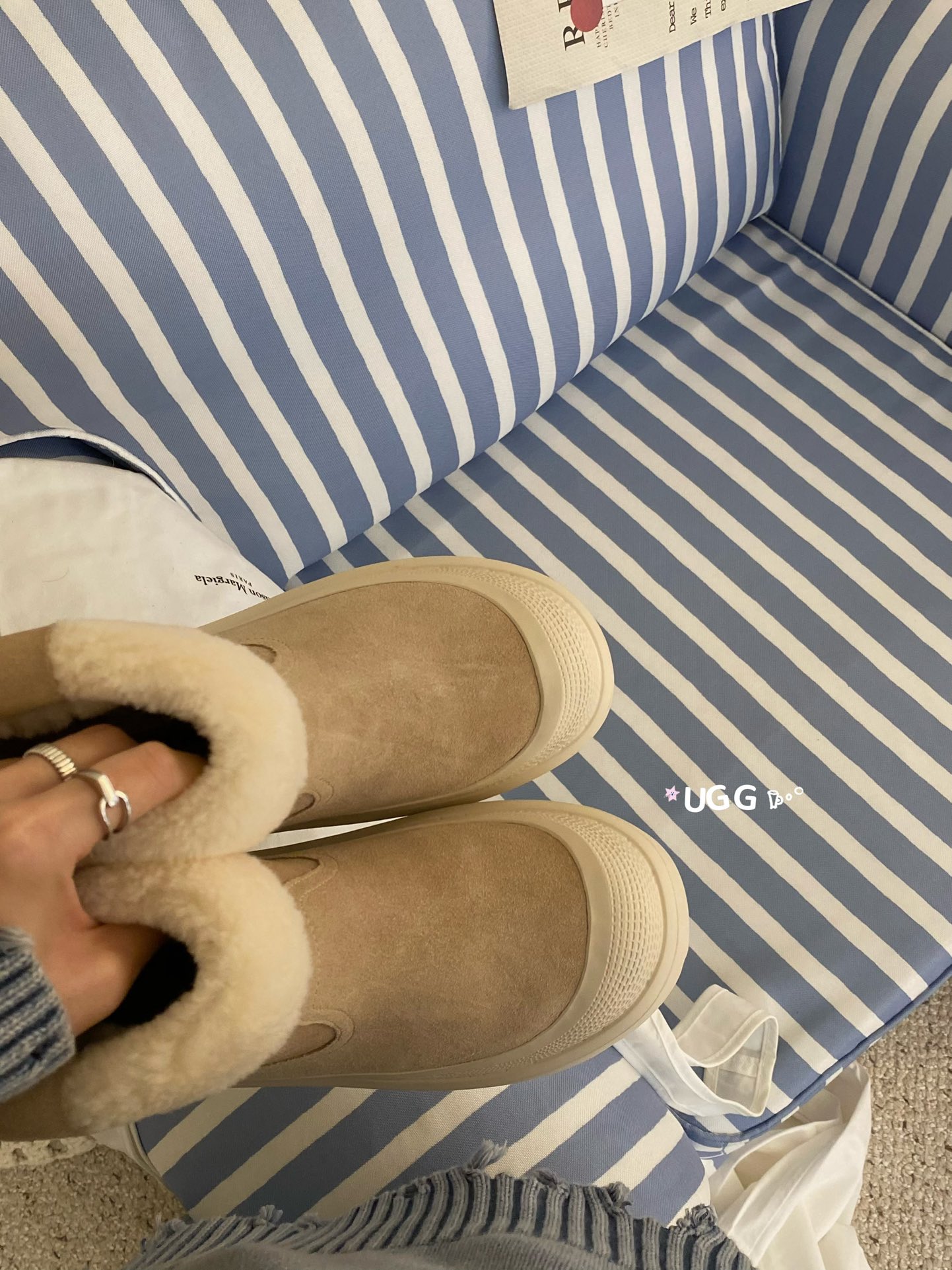 🔥「UGG高帮奶芙靴」秋冬氛围感的刚需单品当焦糖棕的牛绒遇上蓬松羊毛，是UGG给秋冬的温柔注解。厚底设计