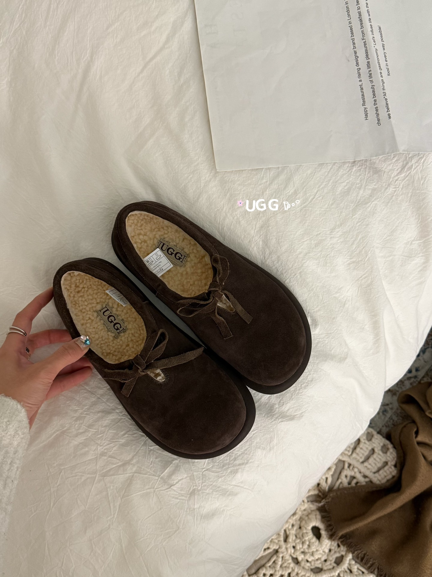 NO:616982,Wool style UGG retro furry shoes' bring the tenderness and personality of autumn and winter into life. When the retro distressed suede meets the soft wool curls, every step is a duet of warmth and accent. The old and smudged colors have a sense of story, and the metal buckle and lace design add a bit of coolness, just like in a cafe on an autumn afternoon. Wearing these can not only step on the lazy warm sun, but also walk out of your own style~  Sheep curly wool is super soft and waxy, 4cm thick soft rubber inner booster pad. This autumn and winter, don’t let your outfit fall into monotony!  Choose it and pack UGG's classic comfort and niche design into your daily life. From the street to the warm home, you can switch to the 'comfortable and eye-catching' mode at any time. 35-40, semi-slip suede shoes, chamois leather19860909羊毛款 UGG复古系毛毛鞋」把秋冬的温柔与个性,一脚踩进生活里  当复古做旧的麂皮遇上软乎乎的羊毛卷边,每一步都是温暖与腔调的双重奏.做旧晕染的色彩自带故事感,金属扣与系带设计又添几分酷飒,就像在秋日午后的咖啡馆,穿着它,既能踩住慵懒的暖阳,又能走出属于自己的风格步调~ 羊卷毛巨软糯 ,4厘米加厚软胶内增高垫 这个秋冬,别再让穿搭陷入单调！选它,把UGG的经典舒适和小众设计感,统统打包进日常,从街头到暖居,随时切换「自在又吸睛」的模式 35-40,半拖毛毛鞋,chamois leather,Women's Shoes