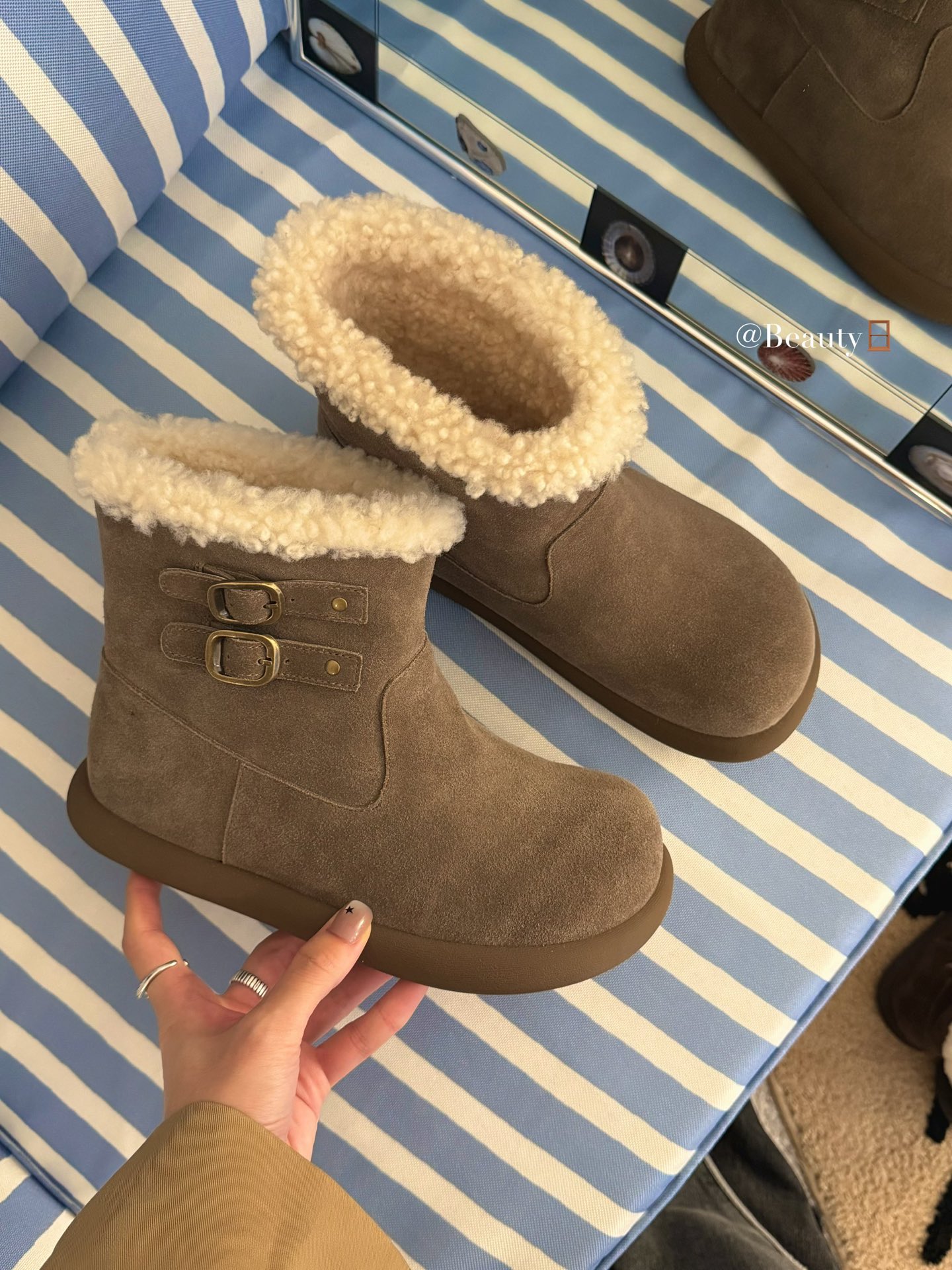 NO:616979,Wool boots, retro double-buckle cloud snow boots, put gentleness and warmth on your feet. When the cold wind starts to rage, it’s time to let this pair of UGG double-buckle snow boots provide you with warmth and fashion in winter.  The cowhide material is delicate and textured, and the double-button design is retro and unique, which seems to add an exquisite 'little accessory' to the shoes. The fluffy plush at the mouth of the shoe looks like crushed clouds and is embedded in it. Just looking at it makes you feel warm. The moment you step in, you are tightly wrapped by the soft interior, and the warmth spreads from the toes, making every step like walking on soft clouds.  Whether paired with a lazy sweater and jeans, or a sweet dress, it can easily hold on and inject a casual yet high-end atmosphere into your winter look. This winter, with it, warmth and fashion will not be absent~ 35-40, snow boots, boots, skirts, jeans, sweaters19860909羊毛靴 复古双扣云朵雪地靴,把温柔与暖意都穿在脚上 当寒风开始肆虐,是时候让这双UGG双扣雪地靴来承包你的冬日温暖与时髦感了. 牛绒材质细腻有质感,双扣设计复古又别致,仿佛为鞋子添上了精致的“小配饰”.鞋口那一圈蓬松的毛绒,像是把云朵揉碎了嵌在上面,光是看着就觉得暖呼呼的.踩进去的瞬间,更是被柔软的内里紧紧包裹,从脚尖蔓延开的暖意,让每一步都像走在绵软的云端. 无论是搭配慵懒的毛衣和牛仔裤,还是甜美的连衣裙,它都能轻松hold住,为你的冬日造型注入随性又高级的氛围.这个冬天,有它在,温暖与时尚都不会缺席~ 35-40,雪地靴,boots,skirts,jeans,sweaters,Women's Shoes