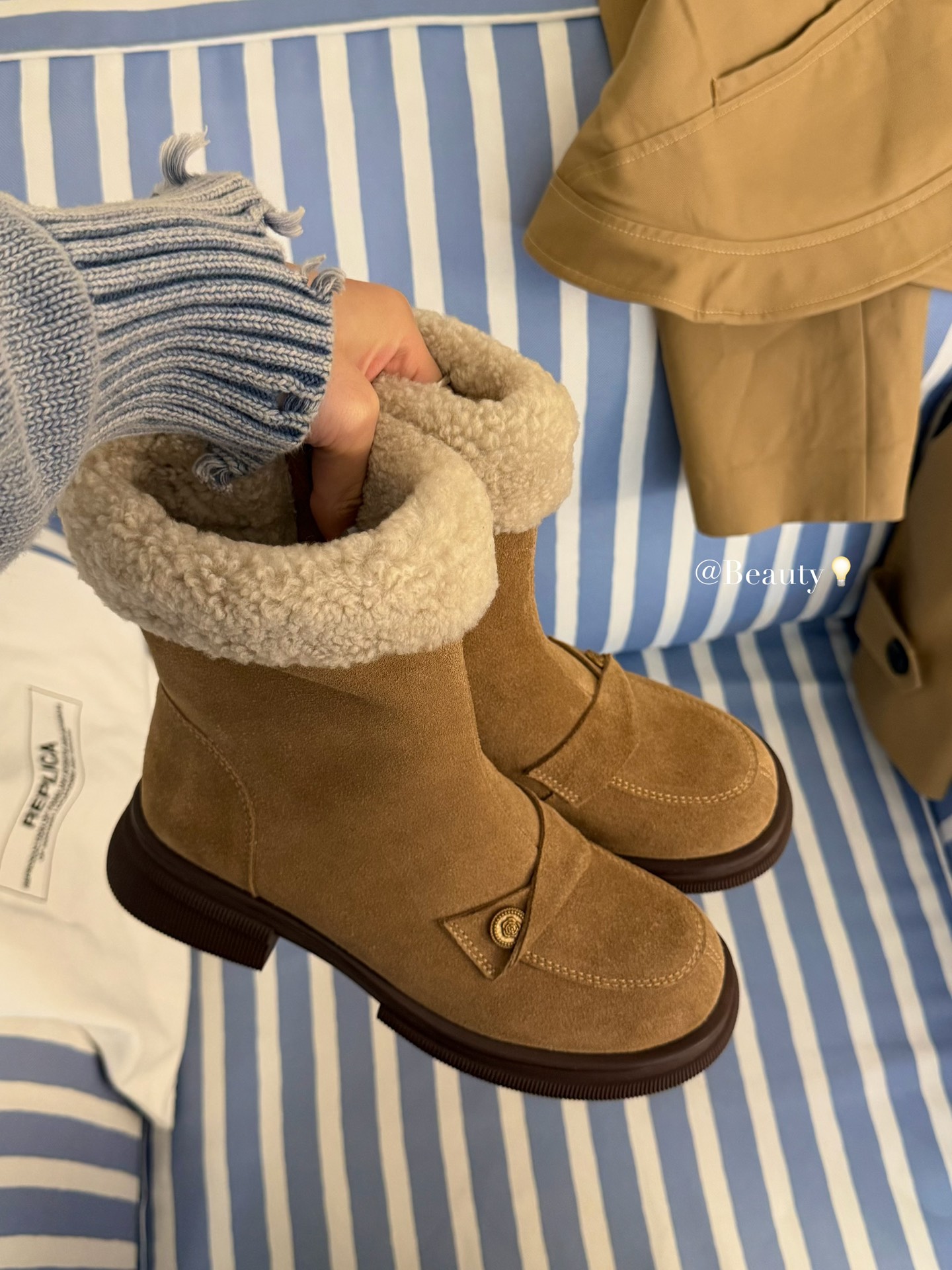 NO:615211,Gold Coin Curly Boots 'The atmosphere of autumn and winter is captured by these boots~ The texture of cow velvet + lambswool collar, warm and textured, looks great with gauze skirt or jeans. Stepping on the retro carpet, it is like wearing the tenderness of autumn on your feet. Size 35-40, snow boots, boots, skirts, jeans19860909金币卷毛靴 “秋冬氛围感被这双靴拿捏住了～ 牛绒的质感+羊羔毛领口,暖呼呼又显质感,配纱裙或牛仔裤都很绝 踩在复古地毯上,像是把秋日的温柔都穿在了脚上 尺码35-40,雪地靴,boots,skirts,jeans,Women's Shoes