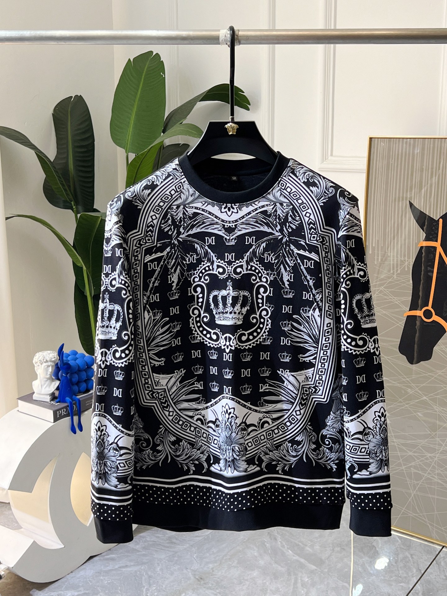 NO:568616,DG - 2025ss hot new style in autumn, the highest version of fashionable pullover sweatshirt, a classic that must be released every year. Favored and respected by major stars, it uses high-end European cotton blended fabrics, heavy craftsmanship, original hardware accessories and logo design, soft and smooth, and dense texture!  Stylish upper body!  One of the impeccable must-have styles for autumn!  M-3XL (model 178/145 pounds upper body size L),,hoodie,sweatshirts,alexander wang19860909DG - 2025ss秋季大爆新款,最高版本时尚套头卫衣、每年必出的经典之作.受各大明星的青睐推崇,精选高端欧棉混纺面料,重工艺制作,原版五金辅料logo设计,柔软顺滑,质地密实！上身时尚有型！秋季无可挑剔必选款式之一！M-3XL（模特178/145斤上身L码）,,hoodie,sweatshirts,alexander wang,Men's clothing