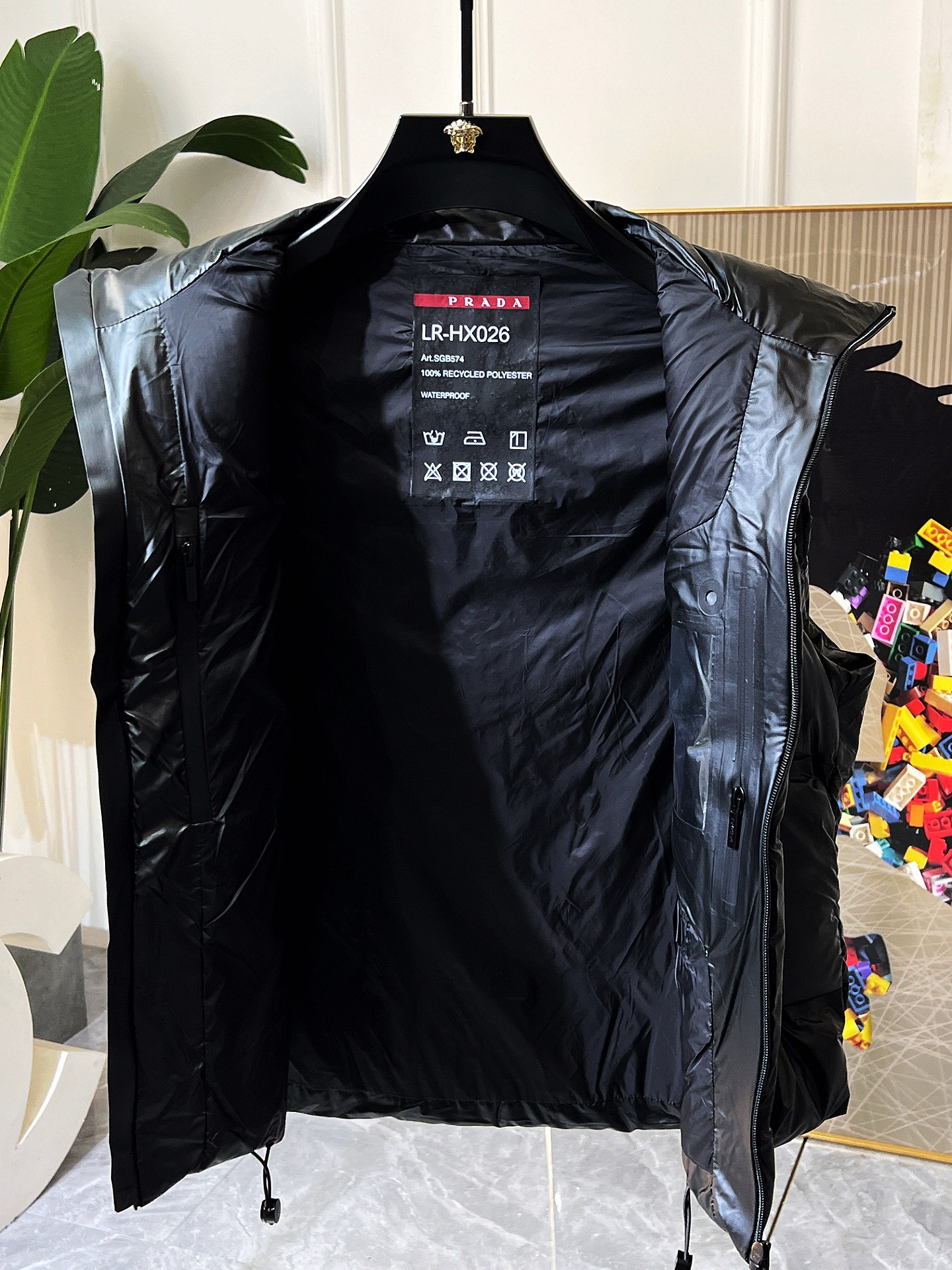 Prada/普拉达轻薄羽绒马甲Prada爆款马甲羽绒服难得的好看此款廓形丰满的羽绒外套采用PradaLi