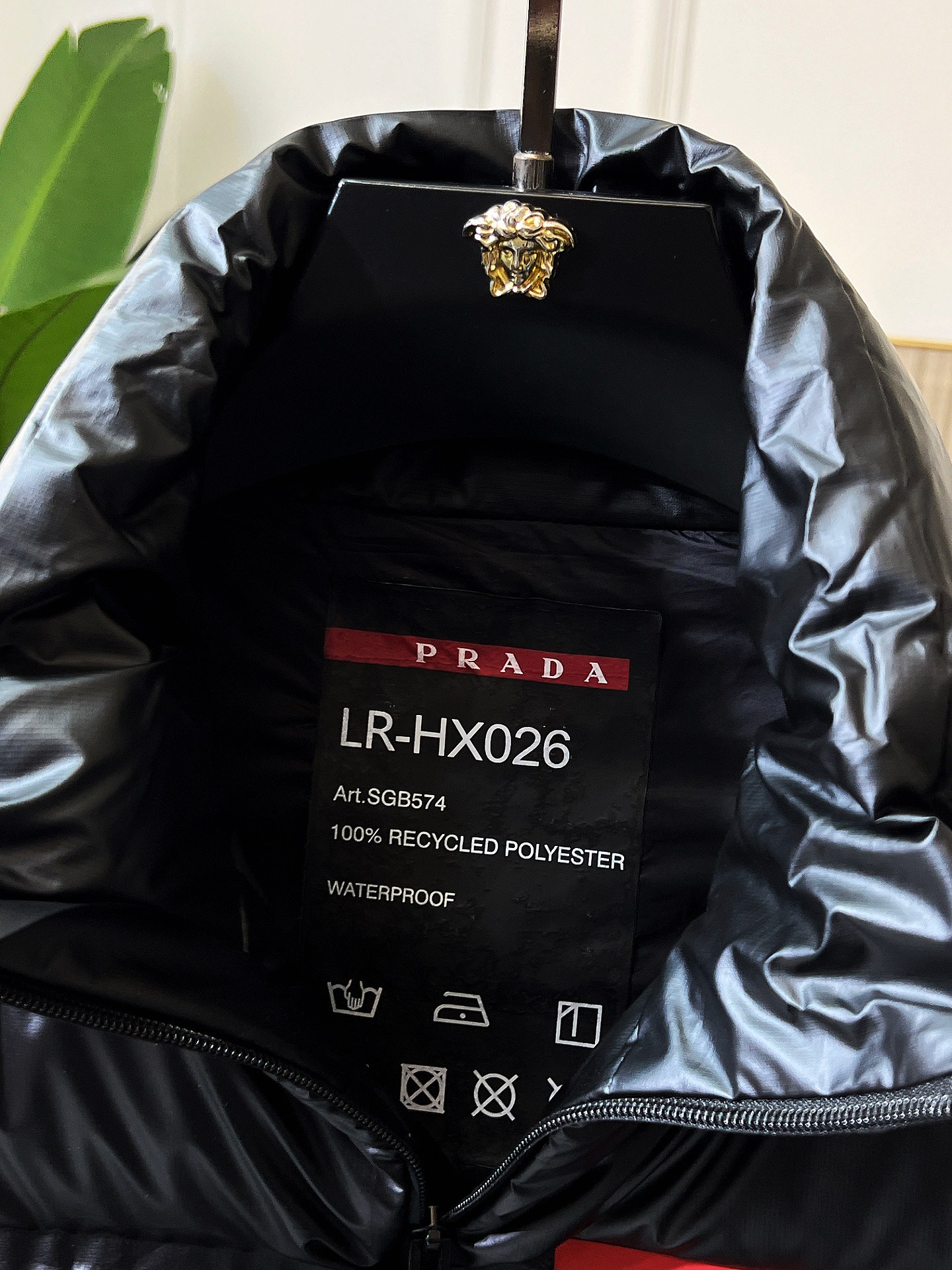 Prada/普拉达轻薄羽绒马甲Prada爆款马甲羽绒服难得的好看此款廓形丰满的羽绒外套采用PradaLi