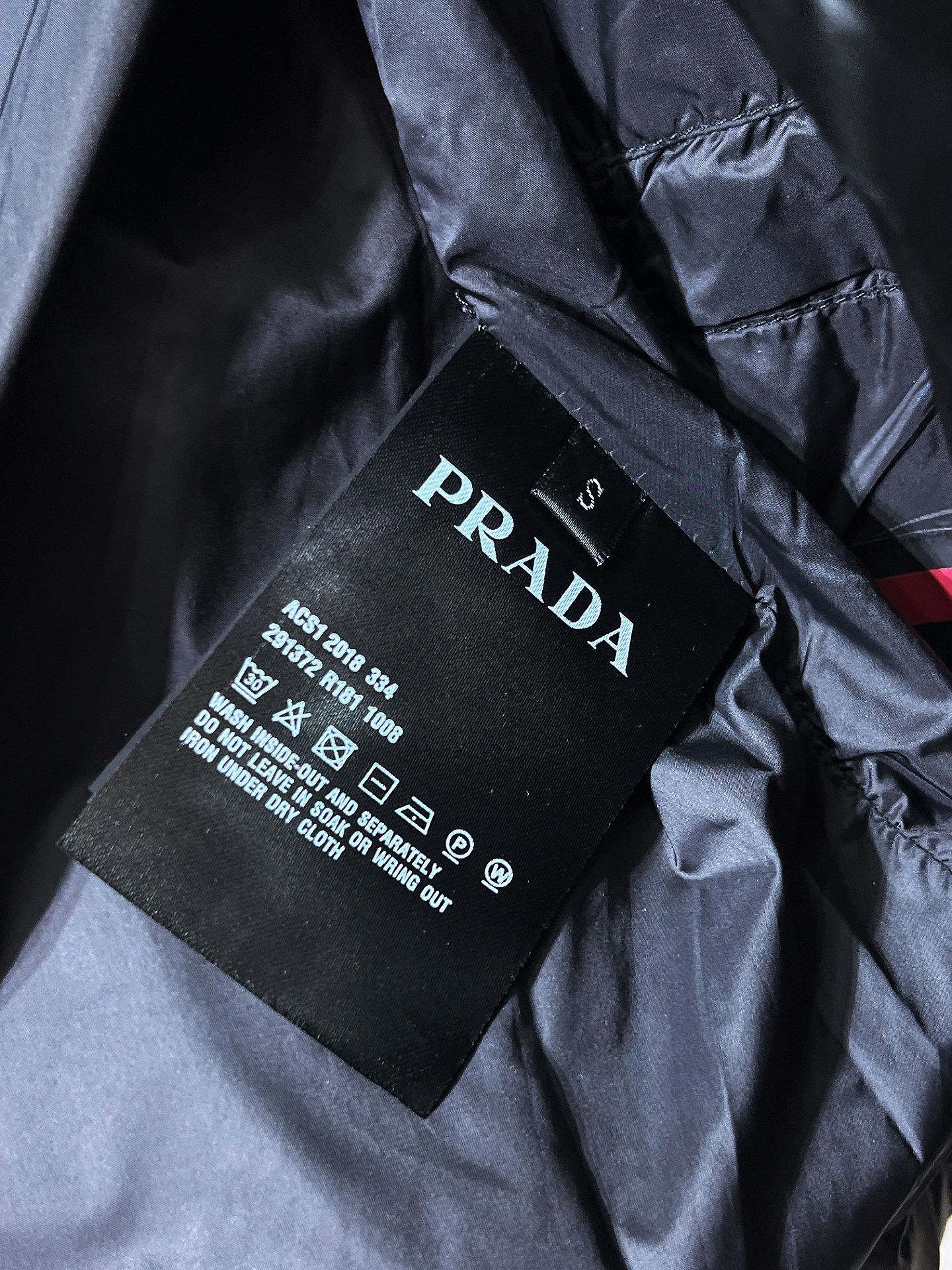 Prada/普拉达轻薄羽绒马甲Prada爆款马甲羽绒服难得的好看此款廓形丰满的羽绒外套采用PradaLi