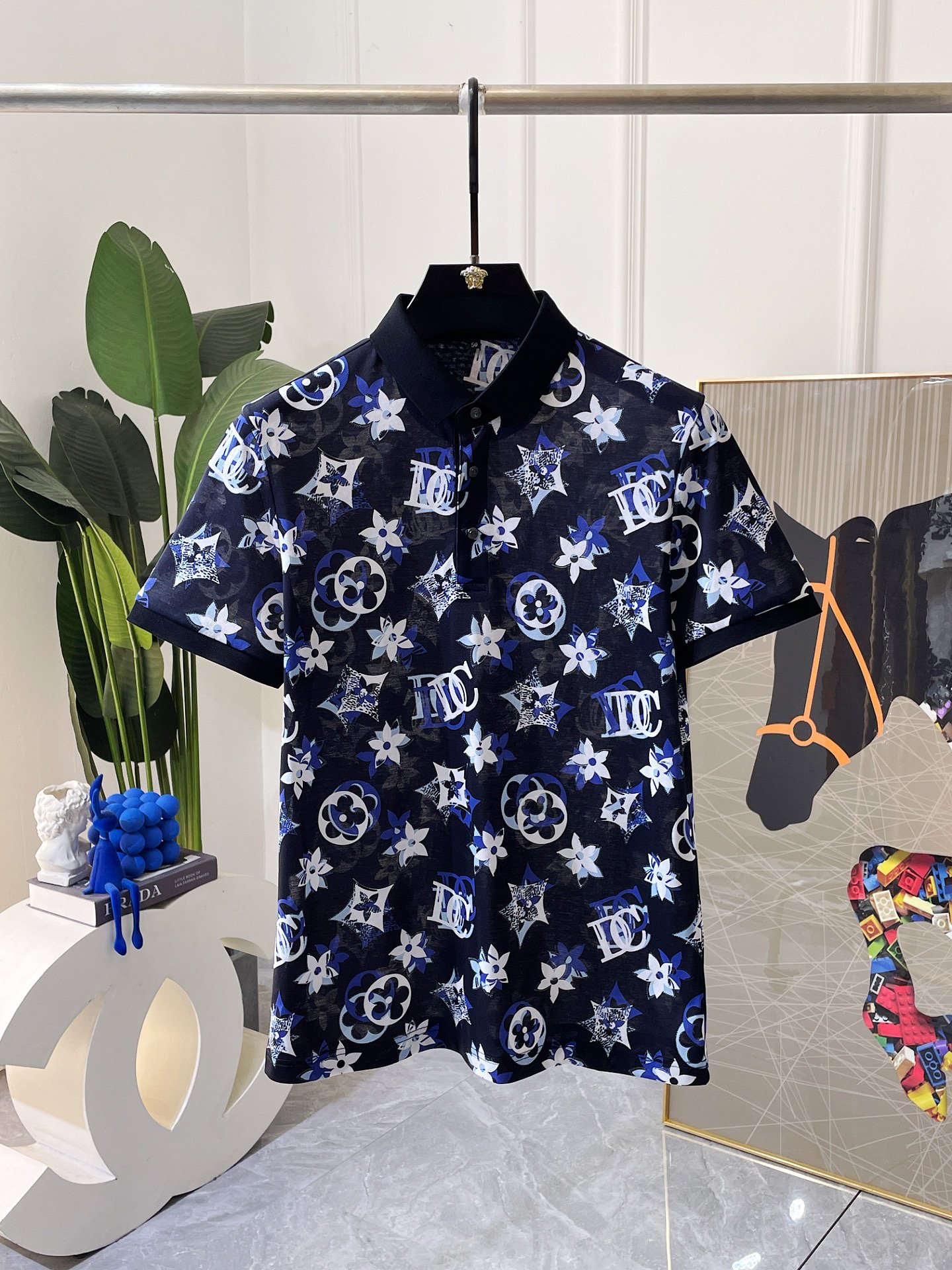 NO:847855,DG - 2026ss new spring and summer polo collar short-sleeved series. Selected high-quality double mercerized piqué cotton fabric, fashionable brand 5D digital printing logo design, the upper body shape is awesome, the fabric is fine, comfortable and breathable, it looks great with any combination, a must-have for fashionable men!  Size M-3XL (model 178/145 pounds upper body L size),, T-shirt,19860909DG - 2026ss年春夏新款polo领短袖系列.精选优质双丝光珠地棉面料,时尚大牌5D数码印花logo设计,上身版型超赞,面料细腻舒适透气,随意搭配都超级好看时尚型男必备款哦！尺码M-3XL (模特178/145斤上身L码),,T-shirt,,Men's clothing