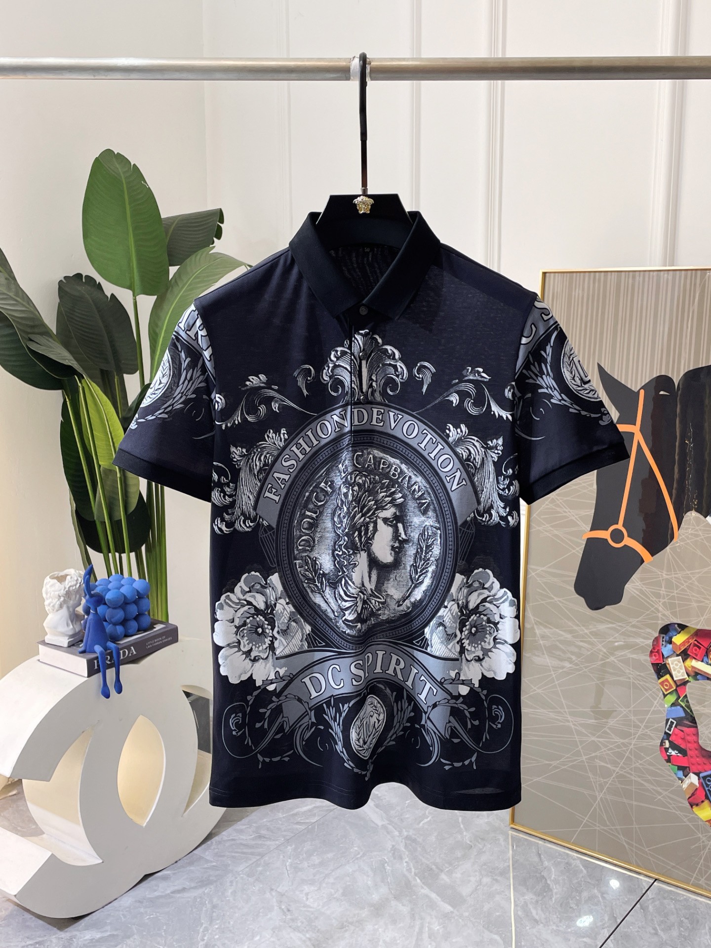 NO:847848,DG - 2026ss new spring and summer polo collar short-sleeved series. Selected high-quality double mercerized piqué cotton fabric, fashionable brand 5D digital printing logo design, the upper body shape is awesome, the fabric is fine, comfortable and breathable, it looks great with any combination, a must-have for fashionable men!  Size M-3XL (model 178/145 pounds upper body L size),, T-shirt,19860909DG - 2026ss年春夏新款polo领短袖系列.精选优质双丝光珠地棉面料,时尚大牌5D数码印花logo设计,上身版型超赞,面料细腻舒适透气,随意搭配都超级好看时尚型男必备款哦！尺码M-3XL (模特178/145斤上身L码),,T-shirt,,Men's clothing