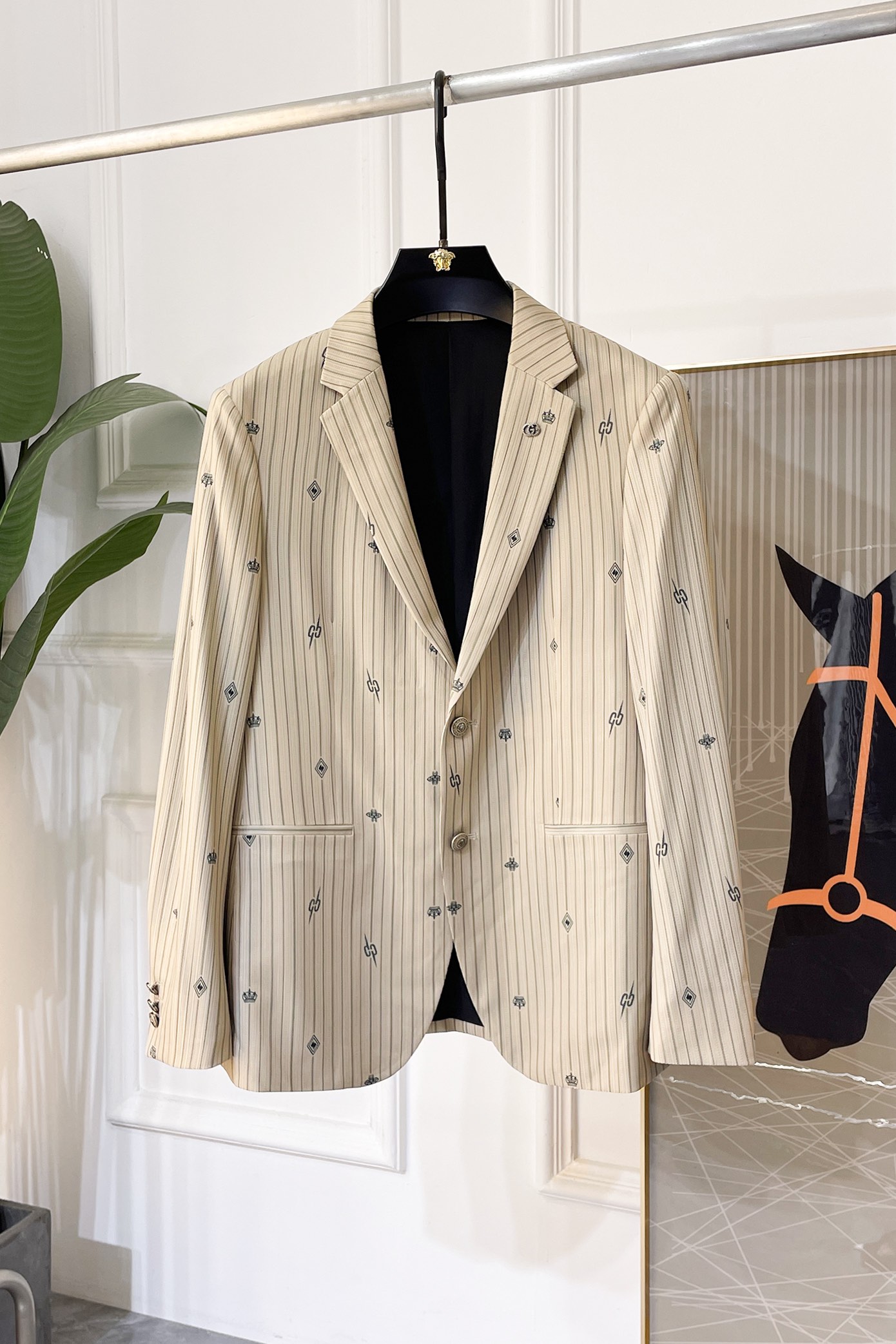 NO:117734,Guqi - 2025ss early spring hottest casual and light suit jacket. The most fashionable and simple design, atmospheric and decent, highlighting exquisiteness in a casual manner. Fabrics This technology customized polyester fiber fabric is not a traditional design, it looks more young and fashionable. Details are very particular. The upper body effect is a regular style but the tailoring is very special. The effect is not loose or slim. It is moderate. No matter how fat and thin you wear it, there are different styles and sizes 48-56,, jackets & coats, business suit, alexander wang19860909古奇 - 2025ss年早春大爆款休闲轻薄西装外套 最为时尚简约设计,大气得体,随意中凸显精致.面料 此款科技定制聚酯纤维面料, 不是传统的设计 更加显得年轻时尚 细节 非常讲究 上身效果属于常规款但是剪裁非常特别 效果并不是宽松 也不是修身 属于适中 无论胖瘦穿上身 都有不同的风格尺码48-56,,jackets & coats,business suit,alexander wang,Men's clothing