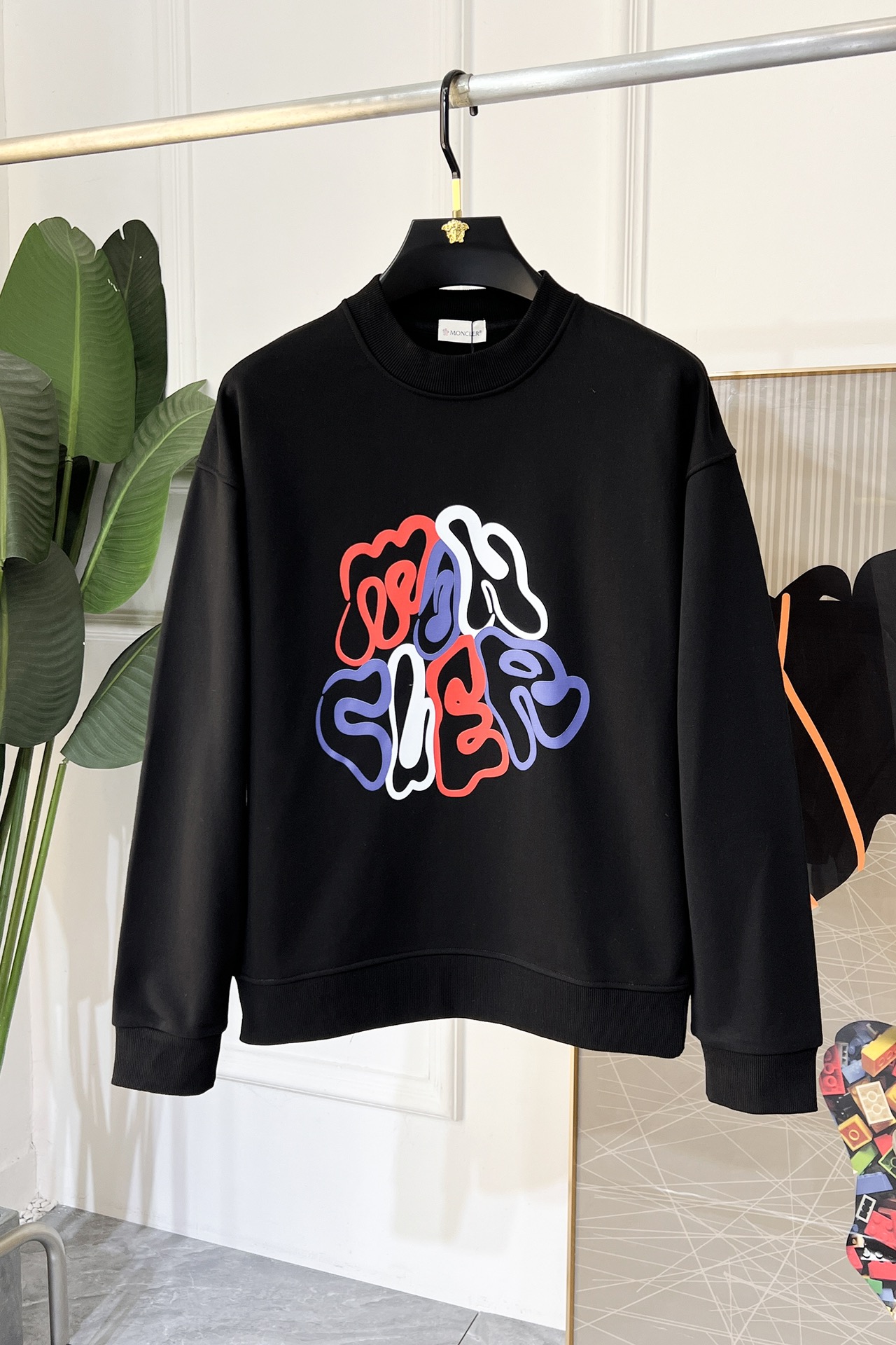 NO:568628,Meng Mouth - 2025SS hot new style in autumn, the highest version of fashionable off-shoulder sweatshirt, a classic that must be released every year. Favored and respected by major stars, it uses high-end European cotton blended fabrics, heavy craftsmanship, original hardware accessories and logo design, soft and smooth, and dense texture!  Stylish upper body!  One of the impeccable must-have styles for autumn!  M-3XL loose version, can wear up to 210 pounds!  Size data M Length 70 Bust 56 Shoulder width 59 Sleeve length 59 L Length 72 Bust 59 Shoulder width 62 Sleeve length 60  Sleeve length 63,Moncler,hoodie,sweatshirts,alexander wang19860909蒙口 - 2025ss秋季大爆新款,最高版本时尚落肩款卫衣、每年必出的经典之作.受各大明星的青睐推崇,精选高端欧棉混纺面料,重工艺制作,原版五金辅料logo设计,柔软顺滑,质地密实！上身时尚有型！秋季无可挑剔必选款式之一！M-3XL 宽松版,最大可穿210斤！尺码数据 M 衣长70 胸围56 肩宽59 袖长59 L 衣长72 胸围59 肩宽62 袖长60 XL 衣长74 胸围62 肩宽65 袖长61 2XL 衣长76 胸围65 肩宽68 袖长62 3XL 衣长78 胸围68 肩宽71 袖长63,,Moncler,hoodie,sweatshirts,alexander wang,Men's clothing