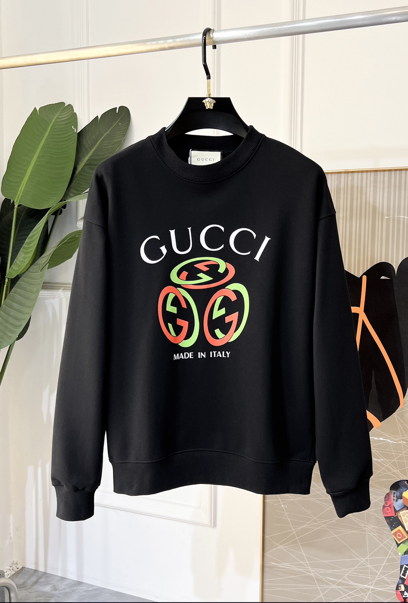 NO:568606,Gucci - 2025ss hot new style in autumn, the highest version of fashionable off-shoulder sweatshirt, a classic that must be released every year. Favored and respected by major stars, it uses high-end European cotton blended fabrics, heavy craftsmanship, original hardware accessories and logo design, soft and smooth, and dense texture!  Stylish upper body!  One of the impeccable must-have styles for autumn!  M-3XL loose version, can wear up to 210 pounds!  Size data M Length 70 Bust 56 Shoulder width 59 Sleeve length 59 L Length 72 Bust 59 Shoulder width 62 Sleeve length 60  Sleeve length 63,,hoodie,sweatshirts,alexander wang19860909古奇 - 2025ss秋季大爆新款,最高版本时尚落肩款卫衣、每年必出的经典之作.受各大明星的青睐推崇,精选高端欧棉混纺面料,重工艺制作,原版五金辅料logo设计,柔软顺滑,质地密实！上身时尚有型！秋季无可挑剔必选款式之一！M-3XL 宽松版,最大可穿210斤！尺码数据 M 衣长70 胸围56 肩宽59 袖长59 L 衣长72 胸围59 肩宽62 袖长60 XL 衣长74 胸围62 肩宽65 袖长61 2XL 衣长76 胸围65 肩宽68 袖长62 3XL 衣长78 胸围68 肩宽71 袖长63,,hoodie,sweatshirts,alexander wang,Men's clothing