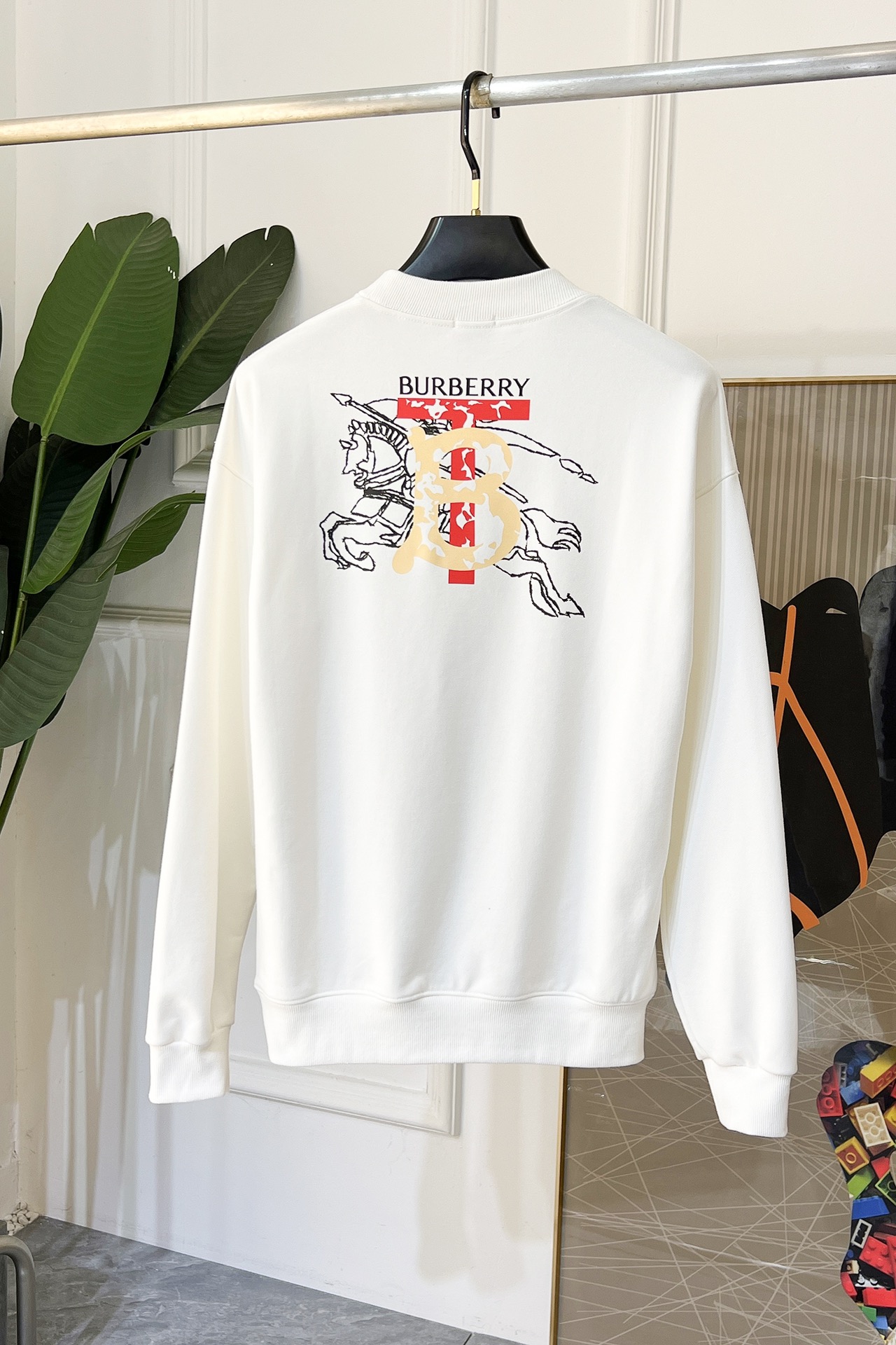 NO:568596,Burberry - 2025ss autumn hot new style, the highest version of fashionable off-shoulder sweatshirt, a classic that must be released every year. Favored and respected by major stars, it selects high-end European cotton blended fabrics, is made with heavy craftsmanship, original hardware accessories logo design, soft and smooth, and dense texture!  Stylish upper body!  One of the impeccable must-have styles for autumn!  M-3XL loose version, can wear up to 210 pounds!  Size data M Length 70 Bust 56 Shoulder width 59 Sleeve length 59 L Length 72 Bust 59 Shoulder width 62 Sleeve length 60  Sleeve length 63,,burberry,hoodie,sweatshirts,alexander wang19860909巴宝莉 - 2025ss秋季大爆新款,最高版本时尚落肩款卫衣、每年必出的经典之作.受各大明星的青睐推崇,精选高端欧棉混纺面料,重工艺制作,原版五金辅料logo设计,柔软顺滑,质地密实！上身时尚有型！秋季无可挑剔必选款式之一！M-3XL 宽松版,最大可穿210斤！尺码数据 M 衣长70 胸围56 肩宽59 袖长59 L 衣长72 胸围59 肩宽62 袖长60 XL 衣长74 胸围62 肩宽65 袖长61 2XL 衣长76 胸围65 肩宽68 袖长62 3XL 衣长78 胸围68 肩宽71 袖长63,,burberry,hoodie,sweatshirts,alexander wang,Men's clothing