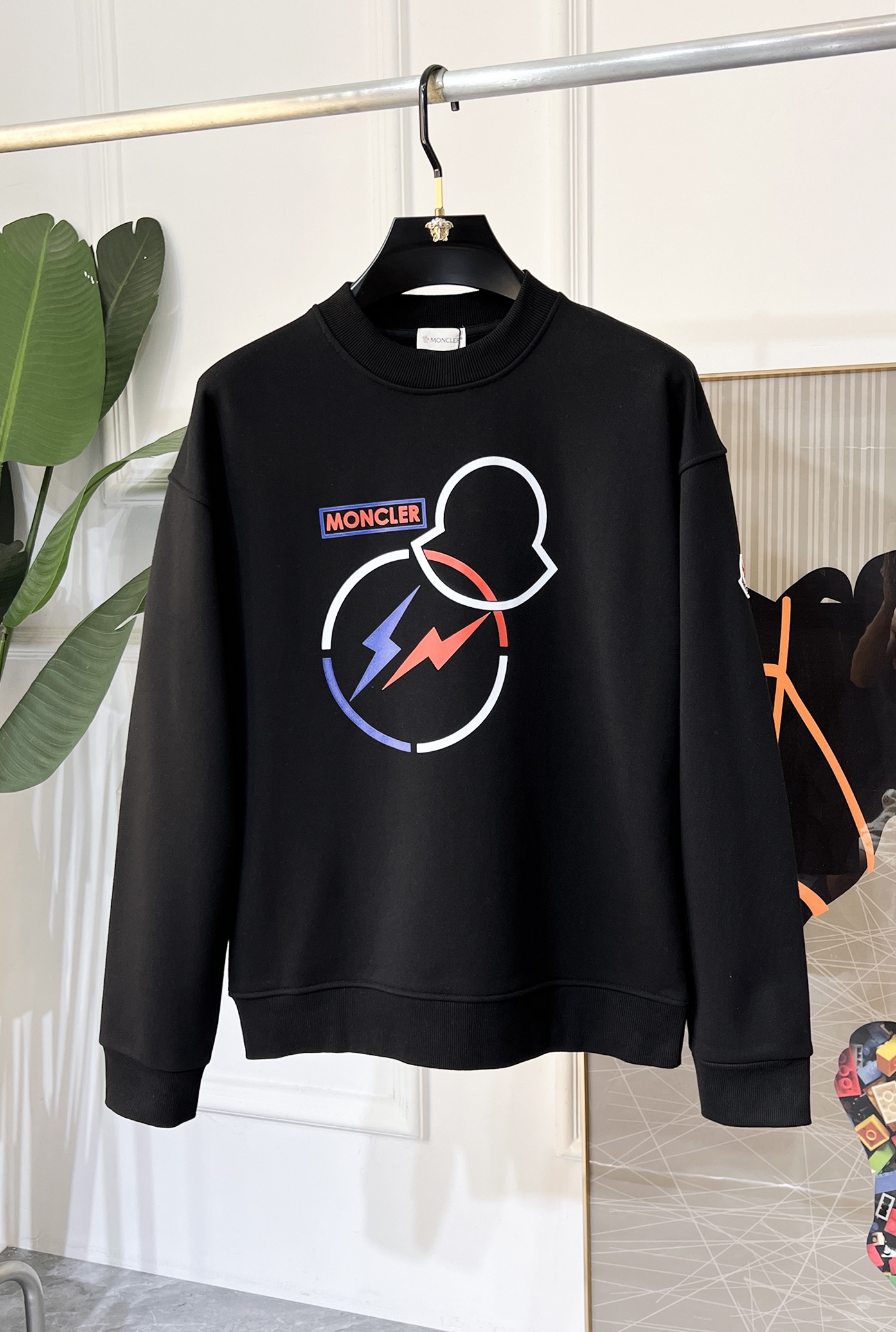 NO:690958,Meng Mouth - 2025SS hot new style in autumn, the highest version of fashionable off-shoulder sweatshirt, a classic that must be released every year. Favored and respected by major stars, it uses high-end European cotton blended fabrics, heavy craftsmanship, original hardware accessories and logo design, soft and smooth, and dense texture!  Stylish upper body!  One of the impeccable must-have styles for autumn!  M-3XL can wear up to 200 pounds!  Size data for dropped shoulder style M Length 70 Bust 56 Shoulder width 59 Sleeve length 59 L Length 72 Chest 59 Shoulder width 62 Sleeve length 60  Sleeve length 63,,Moncler,hoodie,sweatshirts,19860909蒙口 - 2025ss秋季大爆新款,最高版本时尚落肩款卫衣、每年必出的经典之作.受各大明星的青睐推崇,精选高端欧棉混纺面料,重工艺制作,原版五金辅料logo设计,柔软顺滑,质地密实！上身时尚有型！秋季无可挑剔必选款式之一！M-3XL 最大可穿200斤！落肩款尺码数据 M 衣长70 胸围56 肩宽59 袖长59 L 衣长72 胸围59 肩宽62 袖长60 XL 衣长74 胸围62 肩宽65 袖长61 2XL 衣长76 胸围65 肩宽68 袖长62 3XL 衣长78 胸围68 肩宽71 袖长63,,Moncler,hoodie,sweatshirts,,Men's clothing