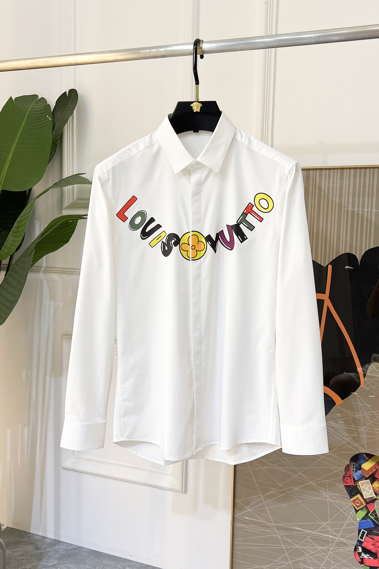 NO:541108,LV - 2025ss Spring Fashion Big Boutique Long-sleeved Shirt, Trading Company Channel Product, the perfect quality, belongs to the cabinet level, predictable hot product, high-end customized imported high-end cotton blend fabric, master-level tailoring, invincible texture, excellent skin-friendly, very outstanding aesthetic design, exquisite craftsmanship, smooth lines, perfect matching!  Easy to upgrade the sense of fashion, with high recognition, excellent upper body effect, extremely exquisite workmanship, neat and meticulous routes, and can be matched for business or daily leisure!  Counter size 39-45 (M-5XL) can wear 120-200 catties!  ,louis vuitton,shirts,alexander wang19860909LV - 2025ss春装时尚大爆款精品长袖衬衫,贸易公司渠道货,品相完美如斯,属于入柜级别,可预见性的爆款,高级定制进口高级棉混纺面料,大师级剪裁,质感无敌,亲肤性极佳,非常出彩的美学设计,工艺精湛,线条流畅,完美搭配！轻松将时髦感进阶,有着高强辨识度,上身效果超赞,做工极为考究严谨,走线工整细致,商务抑或日常休闲均可搭配！专柜尺码 39-45 (M-5XL）可穿120-200斤！,,louis vuitton,shirts,alexander wang,Men's clothing