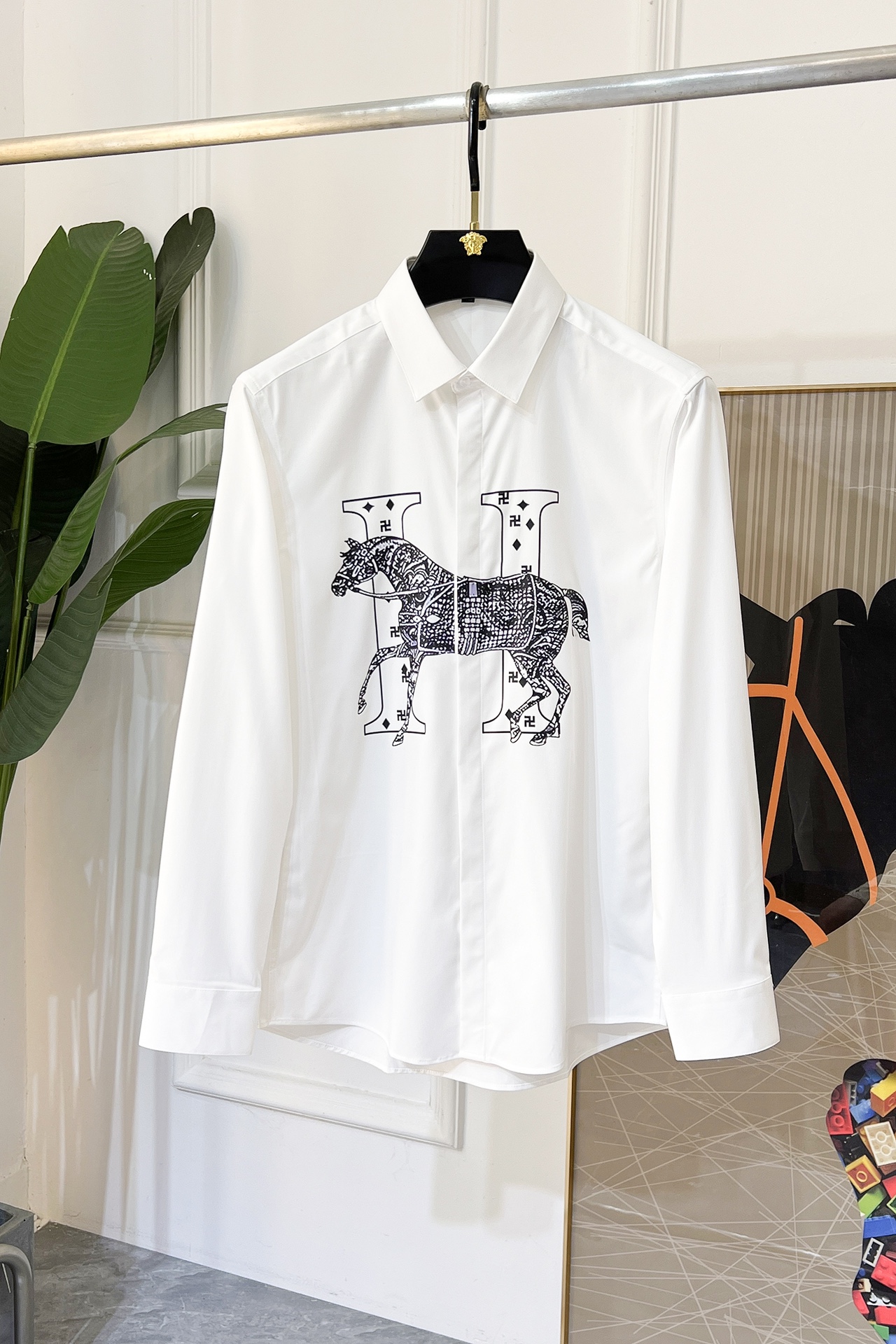 NO:541111,H Mass - 2025ss Spring Fashion Big Boutique Long-sleeved Shirt, Trading Company Channel Products, the quality is perfect, it belongs to the cabinet level, predictable hot product, high-end customized imported high-end cotton blend fabric, master-level tailoring, invincible texture, excellent skin-friendly, very outstanding aesthetic design, exquisite craftsmanship, smooth lines, perfect matching!  Easy to upgrade the sense of fashion, with high recognition, excellent upper body effect, extremely exquisite workmanship, neat and meticulous routes, and can be matched for business or daily leisure!  Counter size 39-45 (M-5XL) can wear 120-200 catties!  ,shirts,alexander wang19860909H玛仕 - 2025ss春装时尚大爆款精品长袖衬衫,贸易公司渠道货,品相完美如斯,属于入柜级别,可预见性的爆款,高级定制进口高级棉混纺面料,大师级剪裁,质感无敌,亲肤性极佳,非常出彩的美学设计,工艺精湛,线条流畅,完美搭配！轻松将时髦感进阶,有着高强辨识度,上身效果超赞,做工极为考究严谨,走线工整细致,商务抑或日常休闲均可搭配！专柜尺码 39-45 (M-5XL）可穿120-200斤！,,shirts,alexander wang,Men's clothing